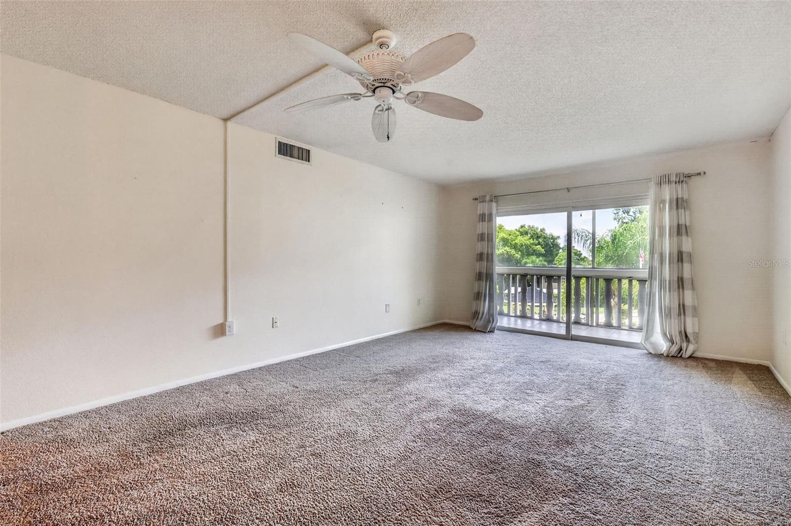Living ROom - 101 N GRANDVIEW ST #203, MOUNT DORA