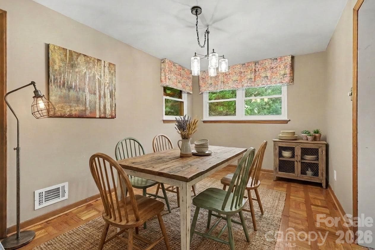 virtually staged - 126 21st Avenue NW, Hickory