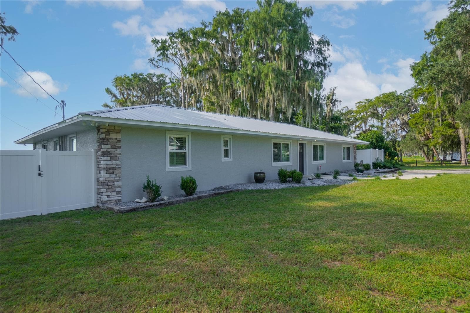 Single Family Residence at 221 S HUNTING LODGE DR, INVERNESS, photo 2 of 52