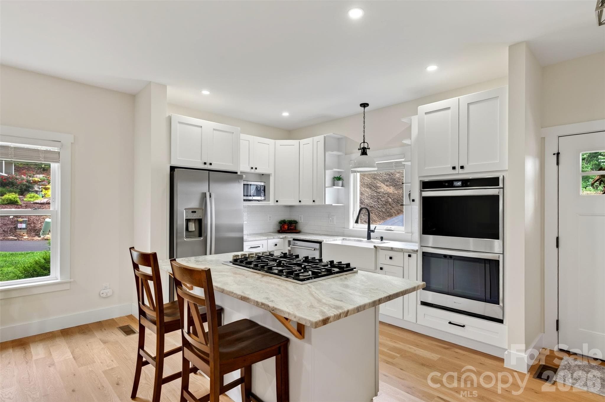 Spacious Island with 6 burner cooktop - 310 Magnolia Ridge Road, Swannanoa