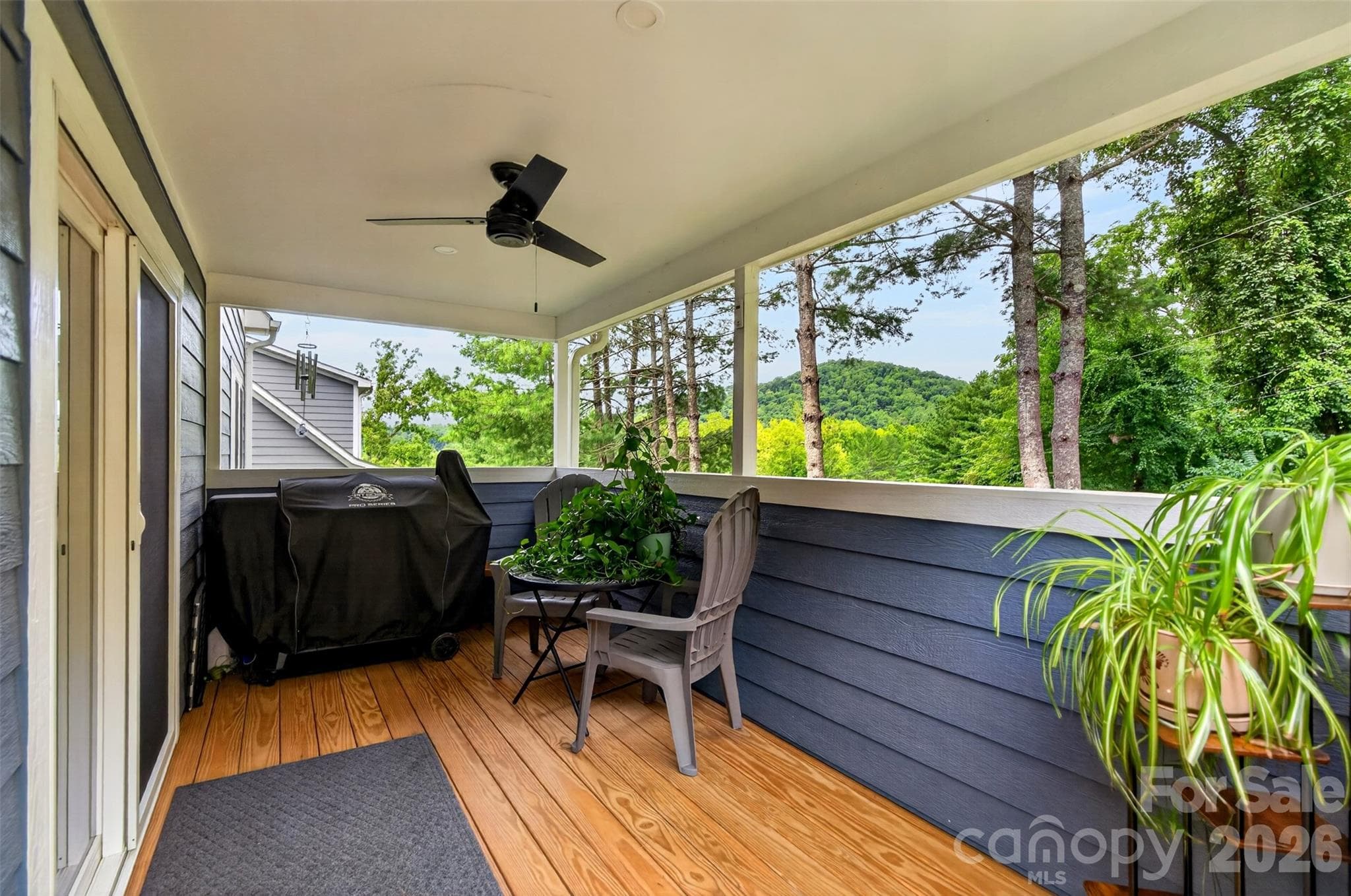 Beautiful back deck with Mountain Views! - 310 Magnolia Ridge Road, Swannanoa