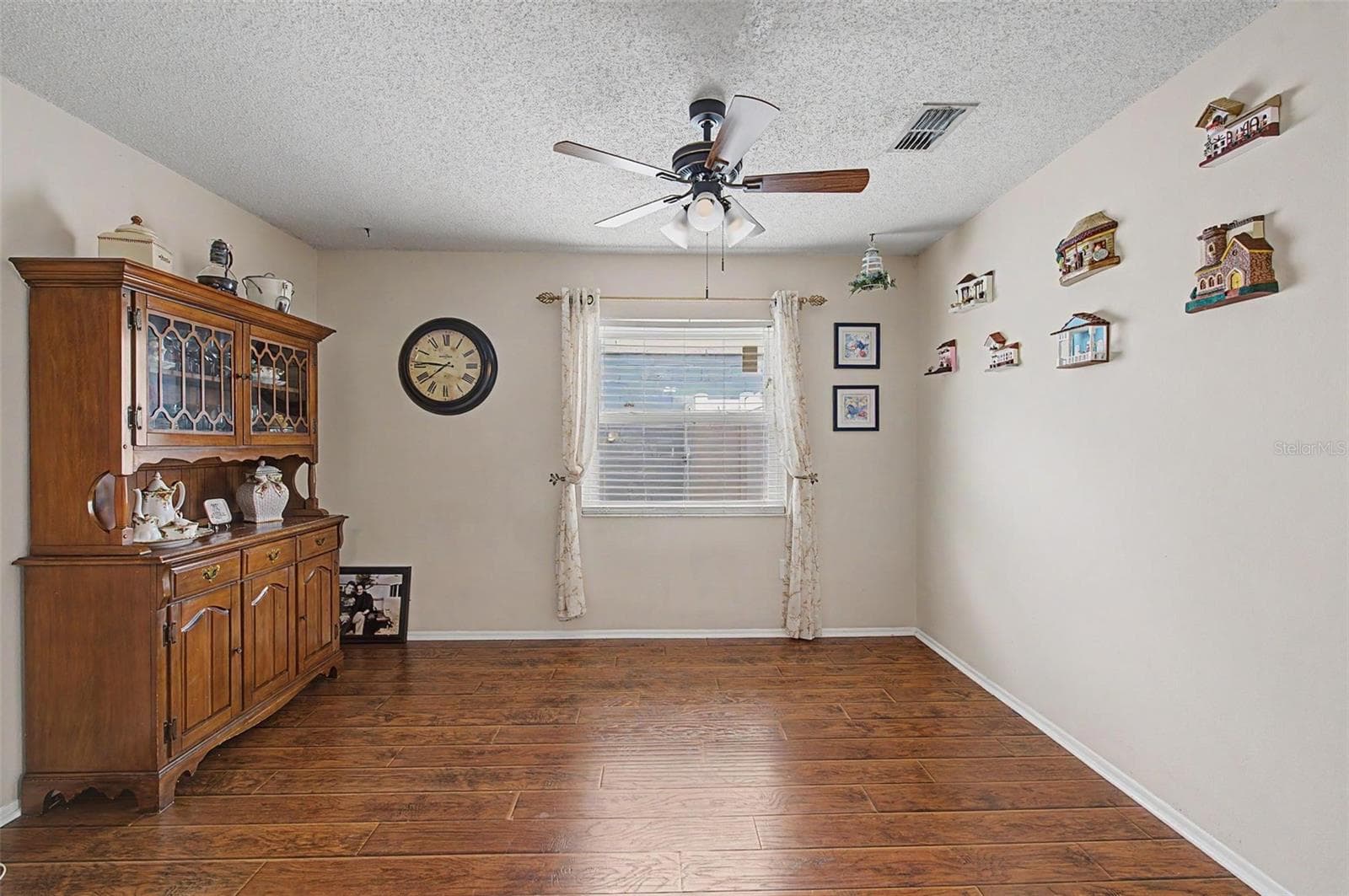 Single Family Residence at 1004 COOLWOOD PL, BRANDON, photo 7 of 44