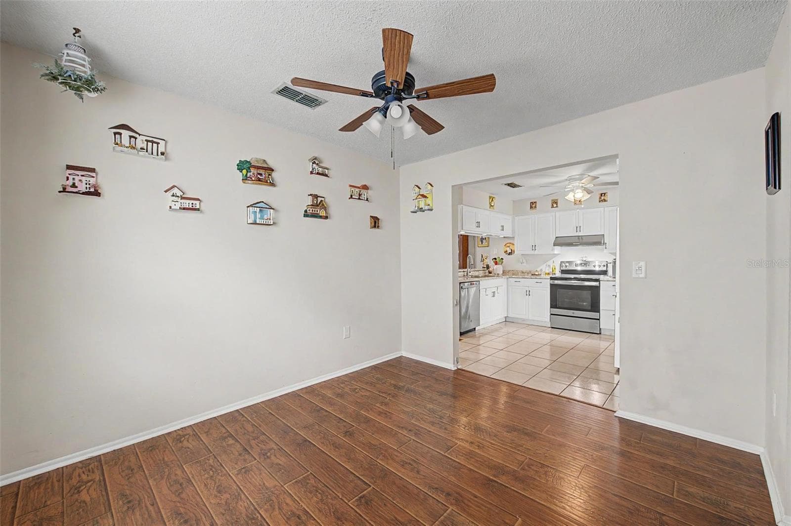 Single Family Residence at 1004 COOLWOOD PL, BRANDON, photo 8 of 44