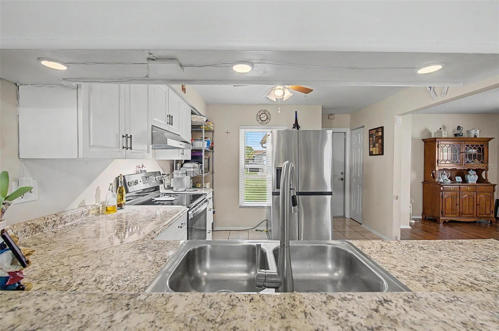 Single Family Residence at 1004 COOLWOOD PL, BRANDON, photo 14 of 44