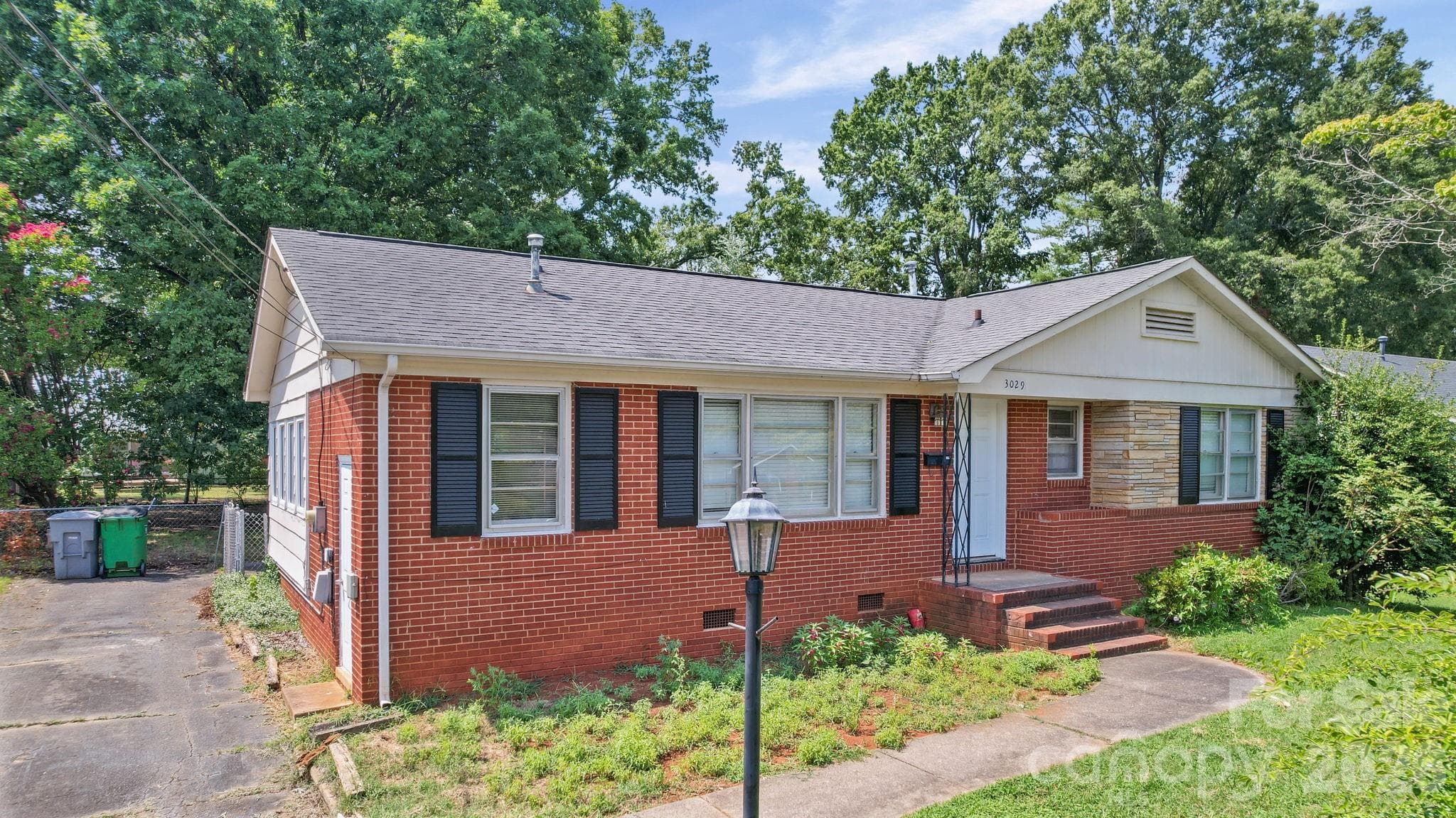 Single Family Residence at 3029 Rosehill Drive, Charlotte, photo 2 of 37