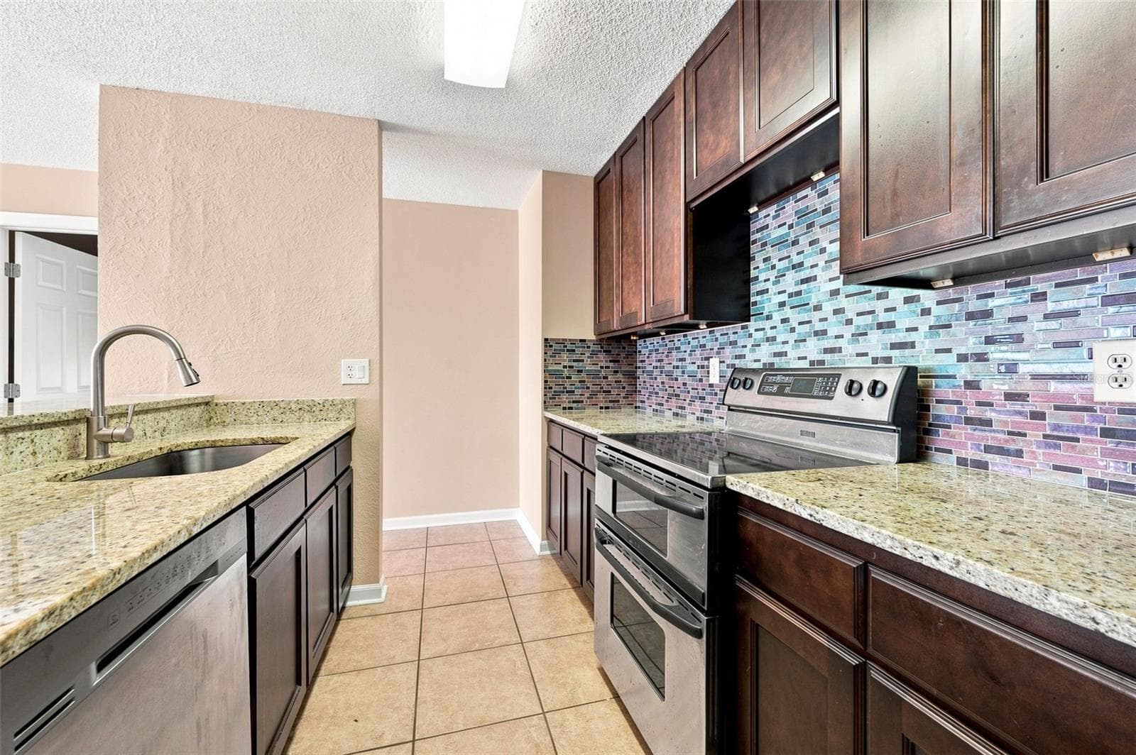 Kitchen - 10836 VENICE CIR, TAMPA
