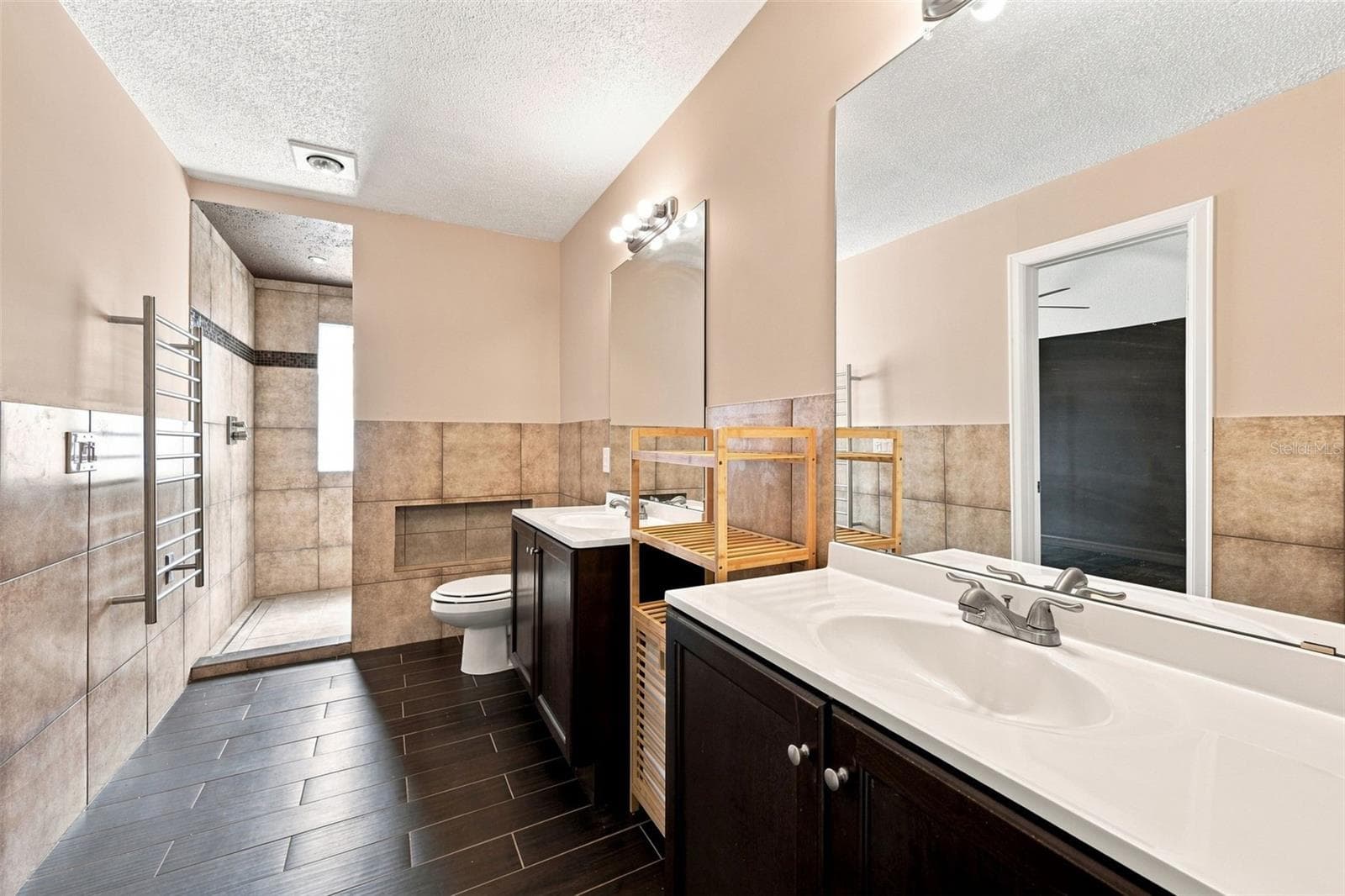 Primary Bathroom - Dual sinks and walk in shower - 10836 VENICE CIR, TAMPA