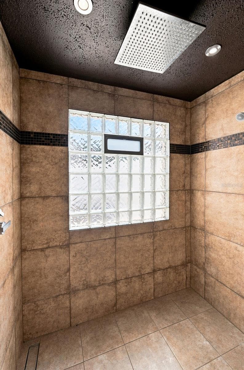 Primary Walk in Shower - 10836 VENICE CIR, TAMPA