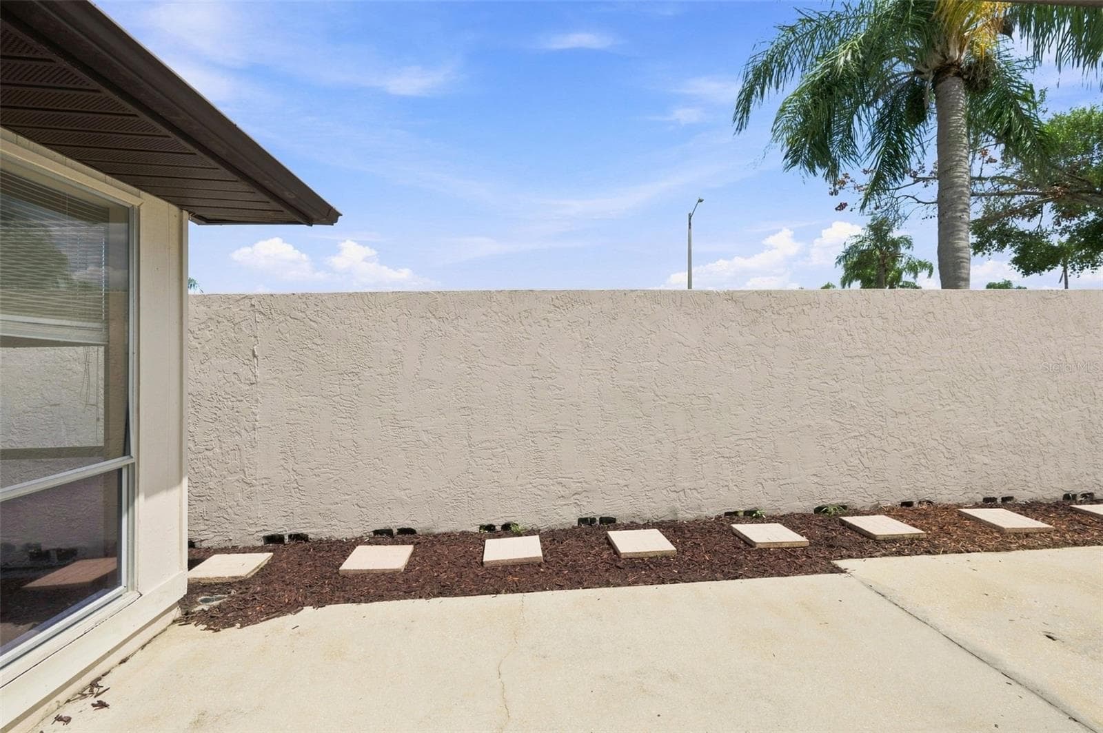 Side Yard/Courtyard - 10836 VENICE CIR, TAMPA