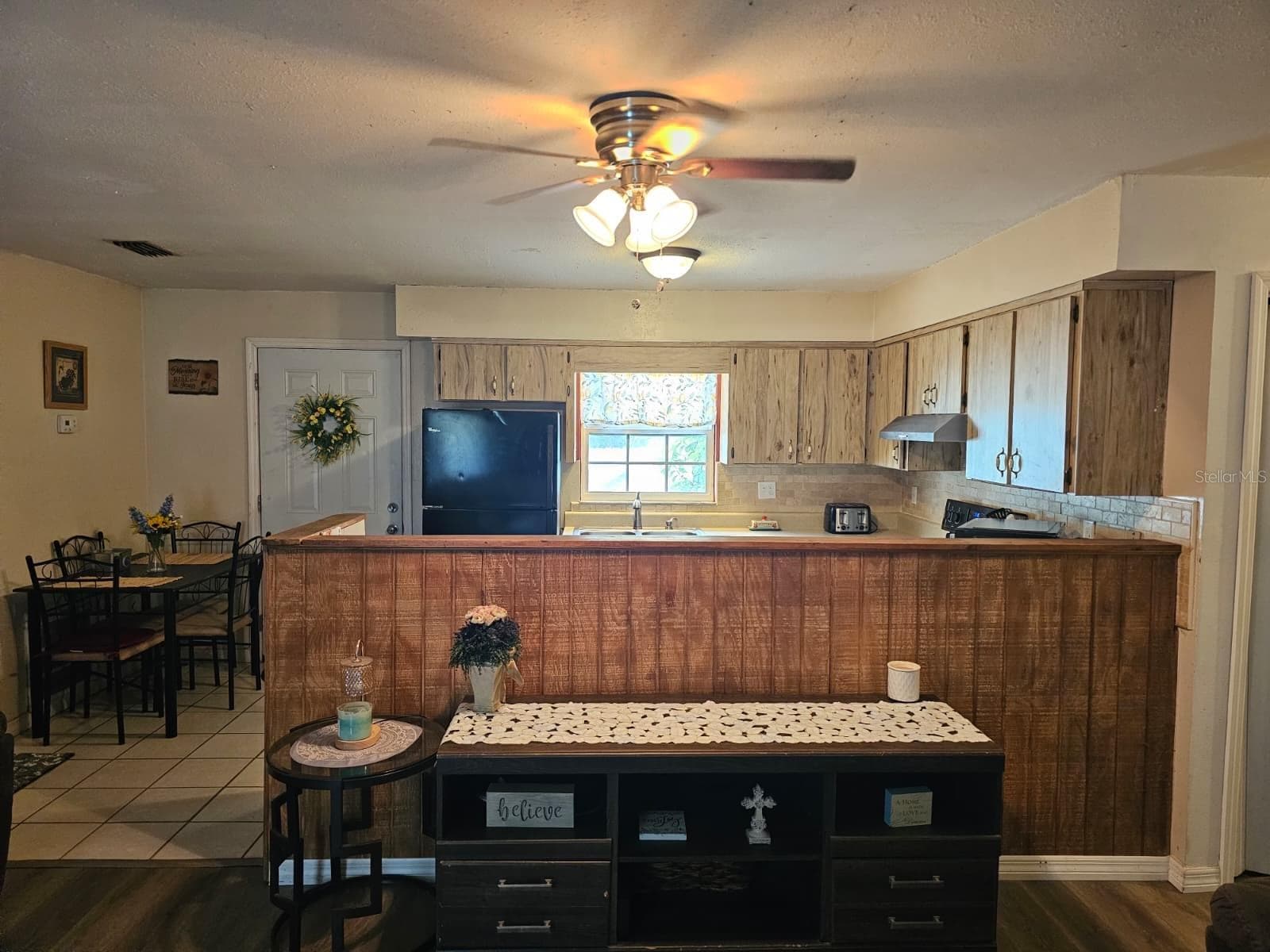 Great room from front door - 5203 SE 114TH ST, BELLEVIEW
