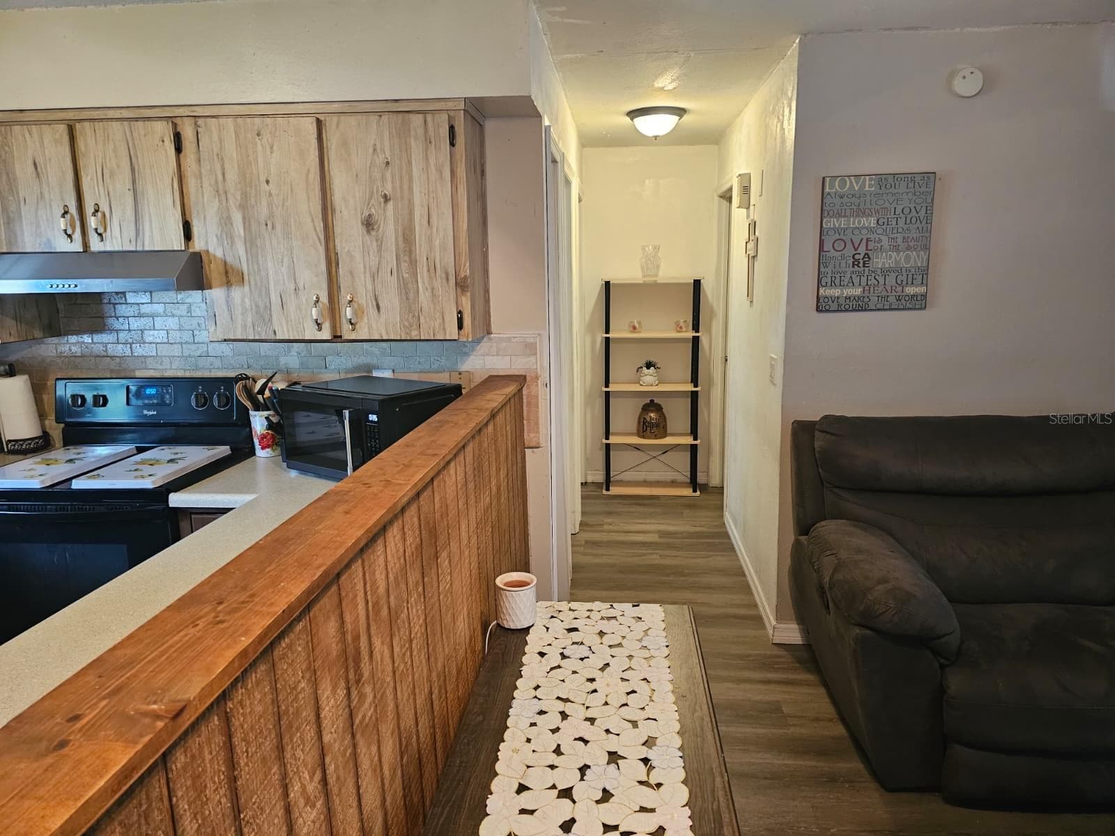 hallway to bedrooms and bath - 5203 SE 114TH ST, BELLEVIEW