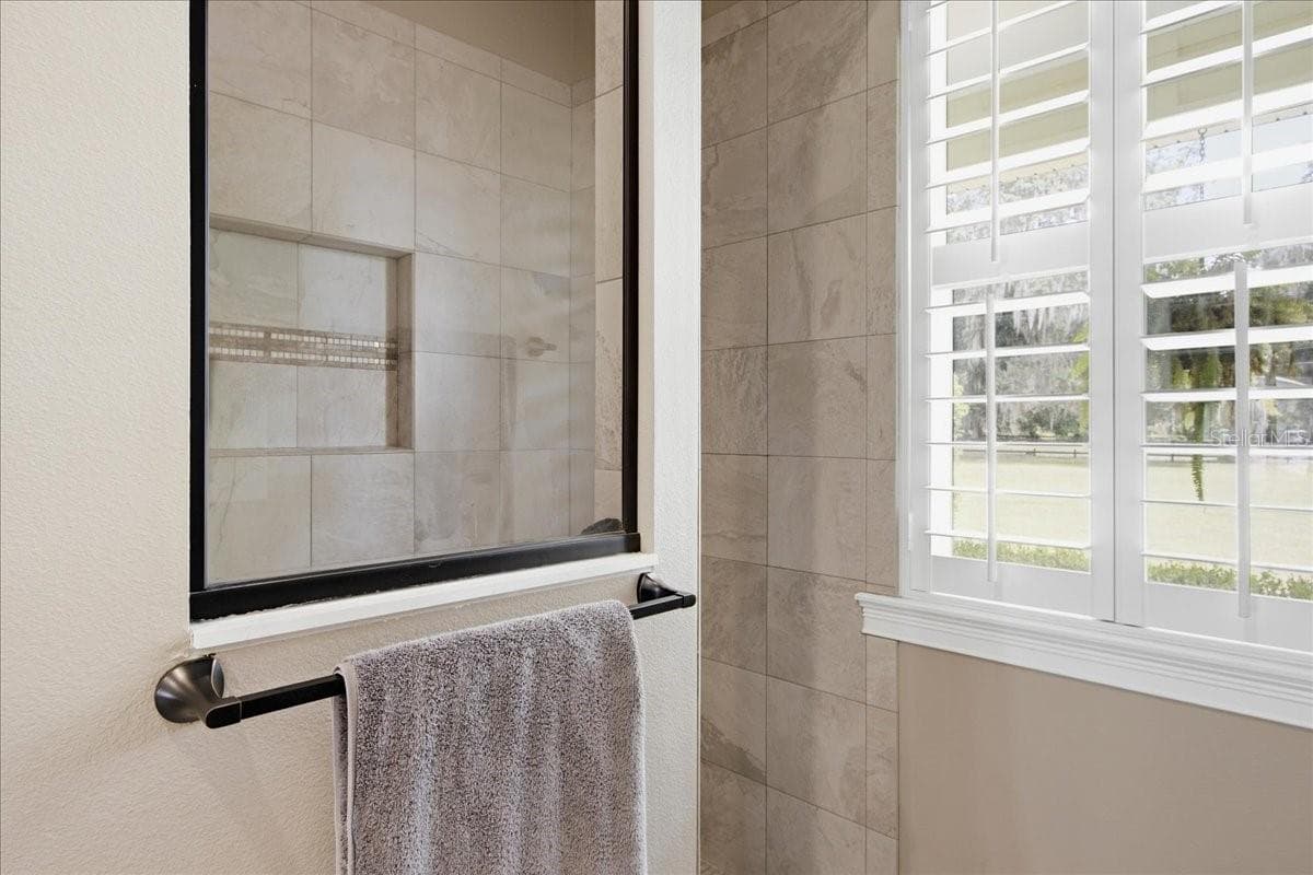 Walk-In Shower - 1500 SPRING GARDEN RANCH RD, DE LEON SPRINGS