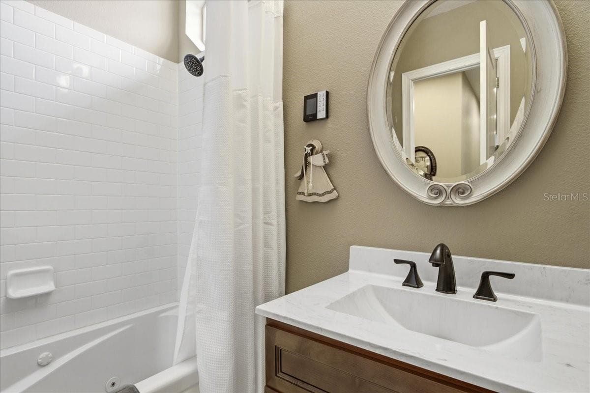 Shower & Jacuzzi tub & Vanity in Main House - 1500 SPRING GARDEN RANCH RD, DE LEON SPRINGS