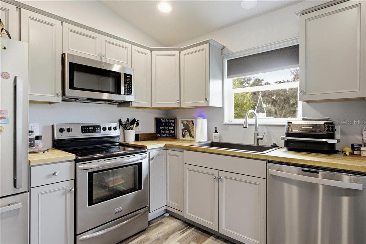 Guest House Kitchen w/Stove & Oven, Microwave & Dishwasher - 1500 SPRING GARDEN RANCH RD, DE LEON SPRINGS
