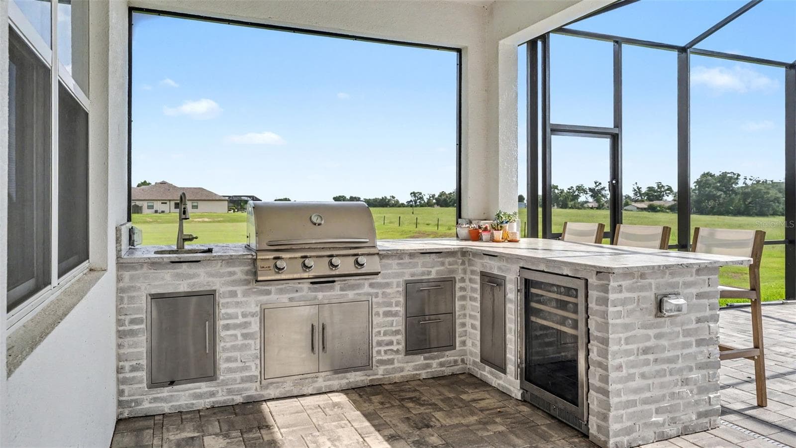 Outdoor Kitchen with Grill - 7034 BENTRIDGE DR, LAKELAND