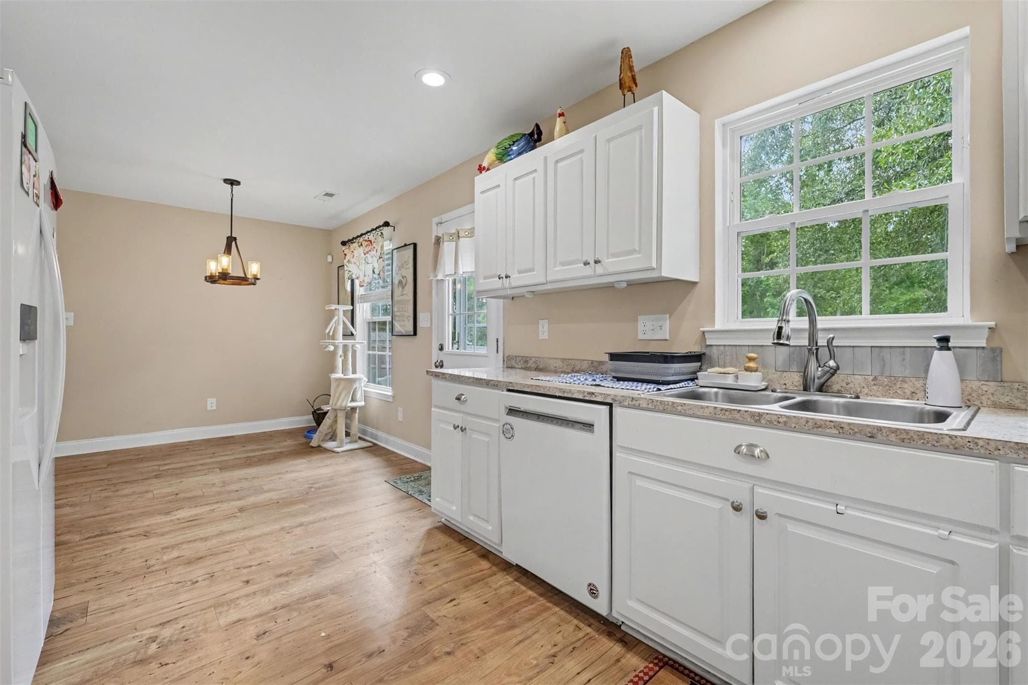Single Family Residence at 1505 Foxbrook Circle, Lancaster, photo 7 of 25
