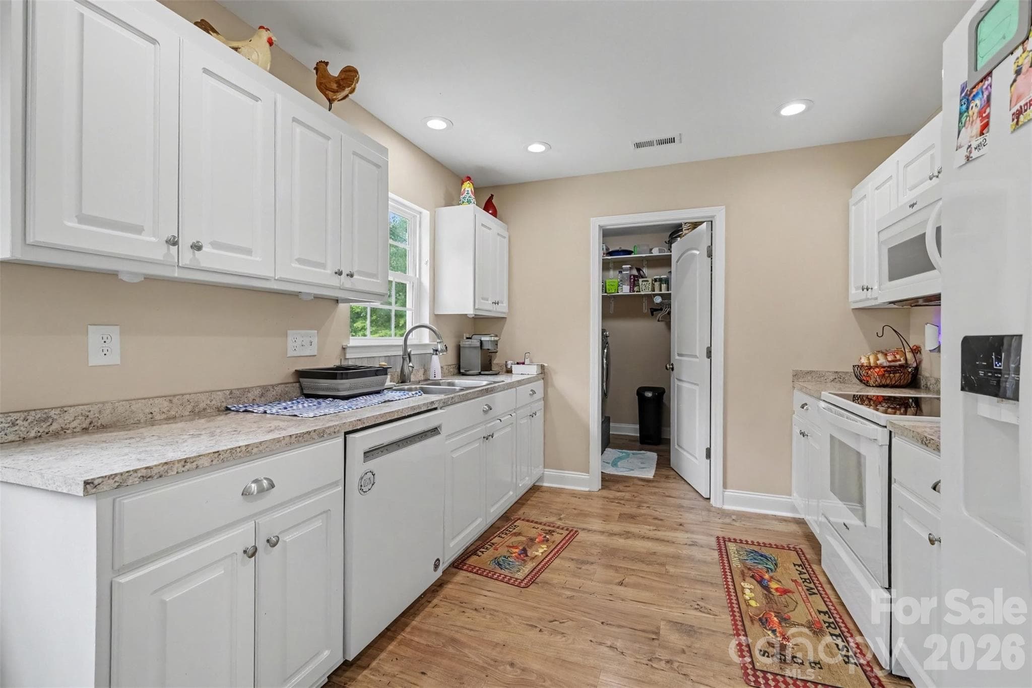 Single Family Residence at 1505 Foxbrook Circle, Lancaster, photo 8 of 25