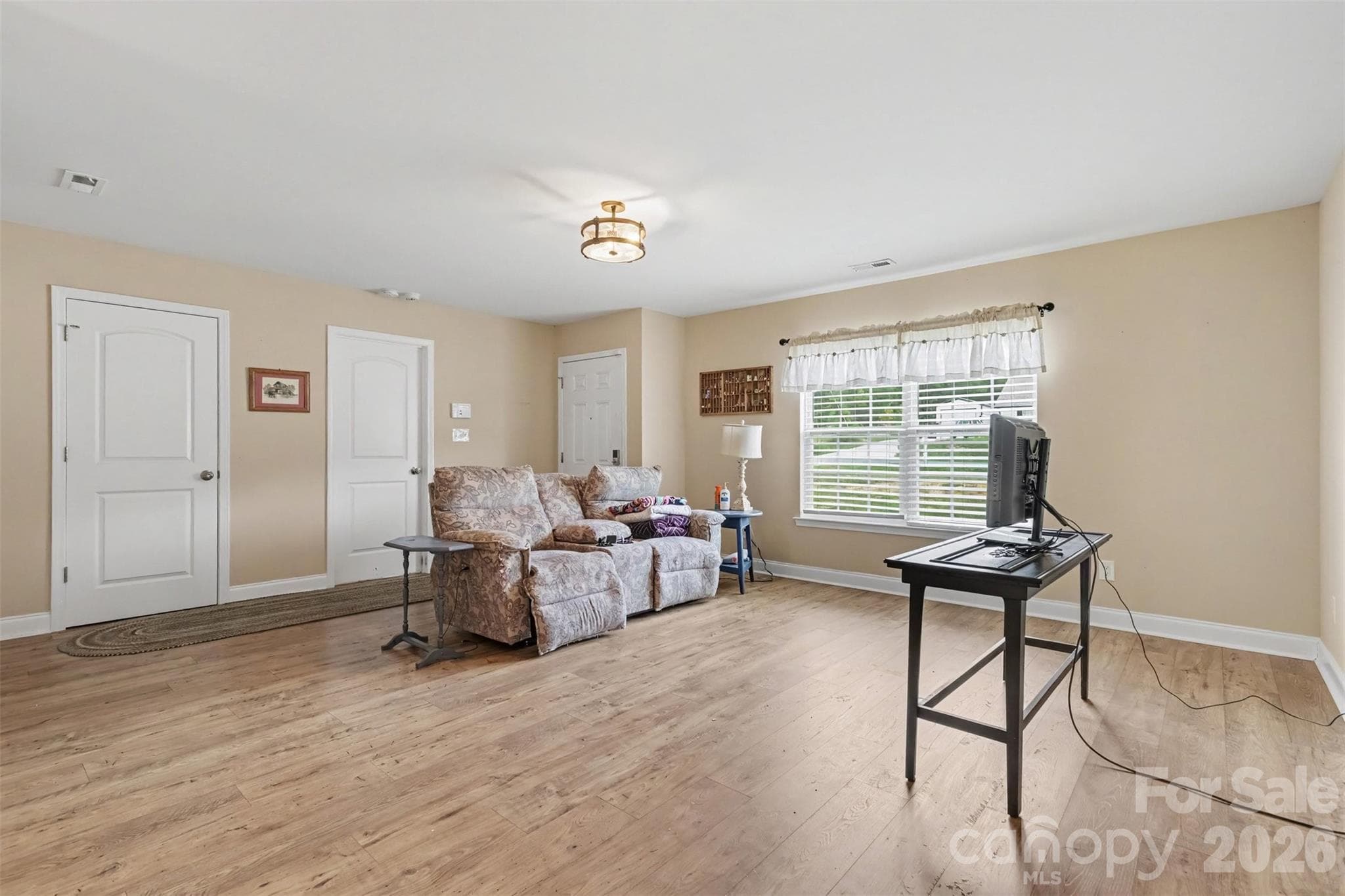 Single Family Residence at 1505 Foxbrook Circle, Lancaster, photo 11 of 25