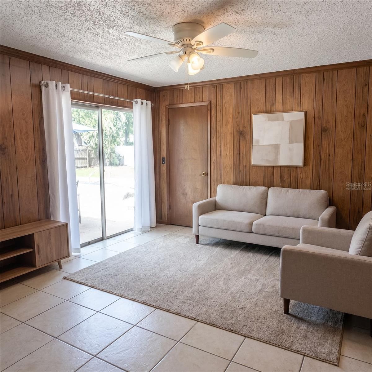 Virtually staged primarily via decluttering -walls and flooring remain the same. - 5045 MISTY LAKE DR, MULBERRY