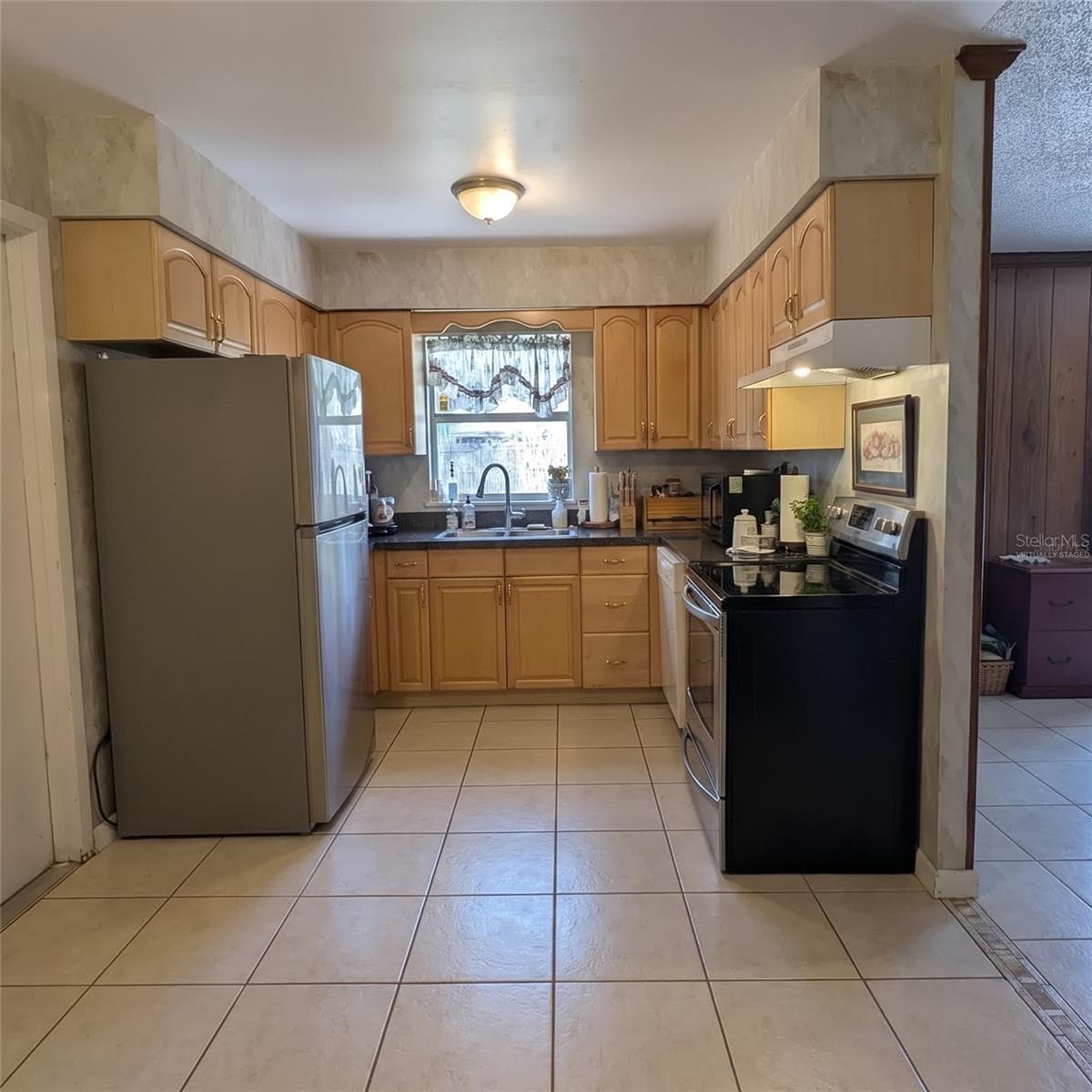 Virtually staged primarily via decluttering -walls, flooring, and appliances remain the same. - 5045 MISTY LAKE DR, MULBERRY