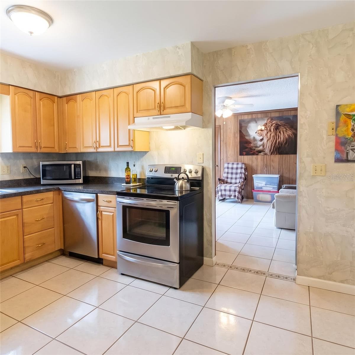 Virtually staged primarily via decluttering -walls, flooring, and appliances remain the same. - 5045 MISTY LAKE DR, MULBERRY