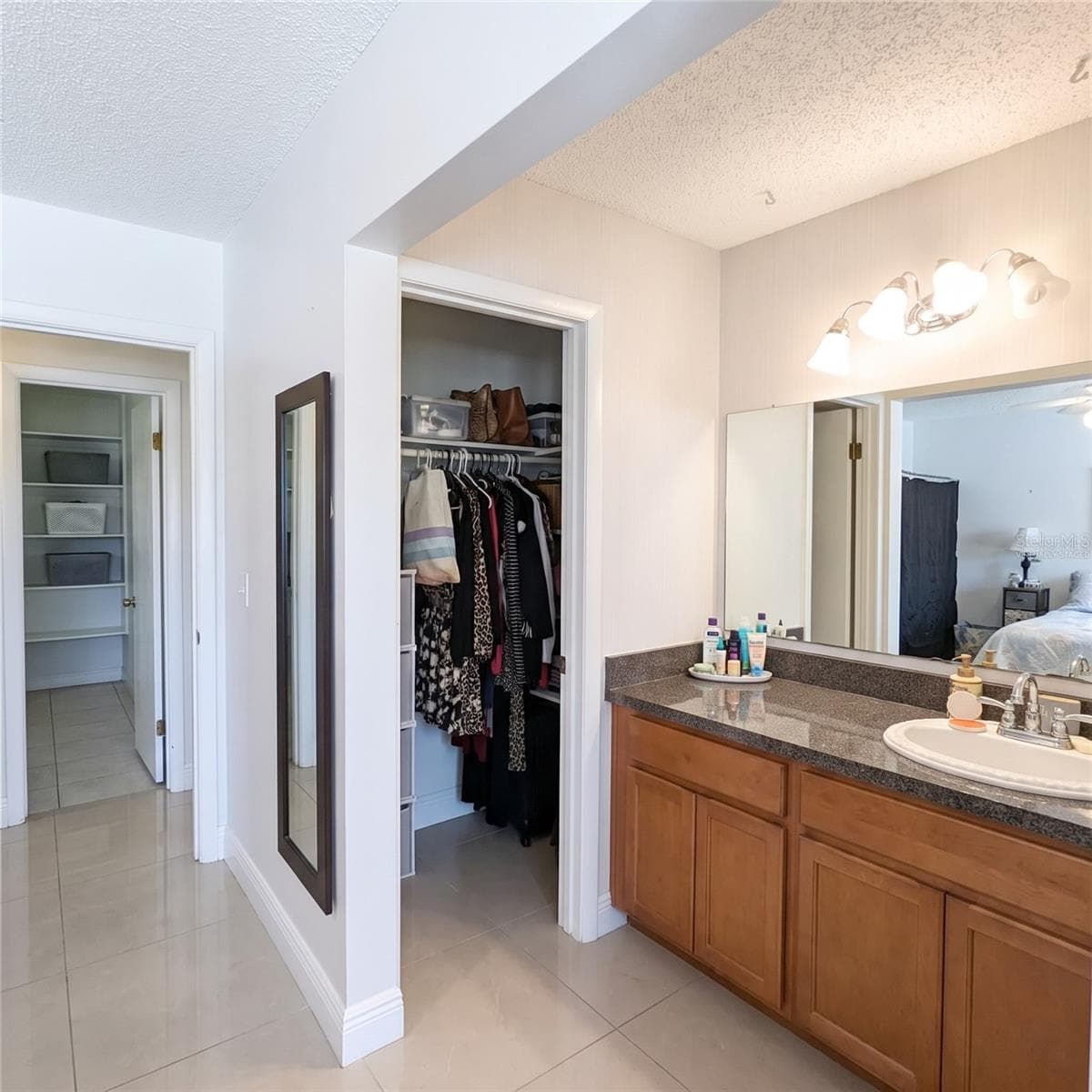 Virtually staged primarily via decluttering -walls and flooring remain the same. - 5045 MISTY LAKE DR, MULBERRY