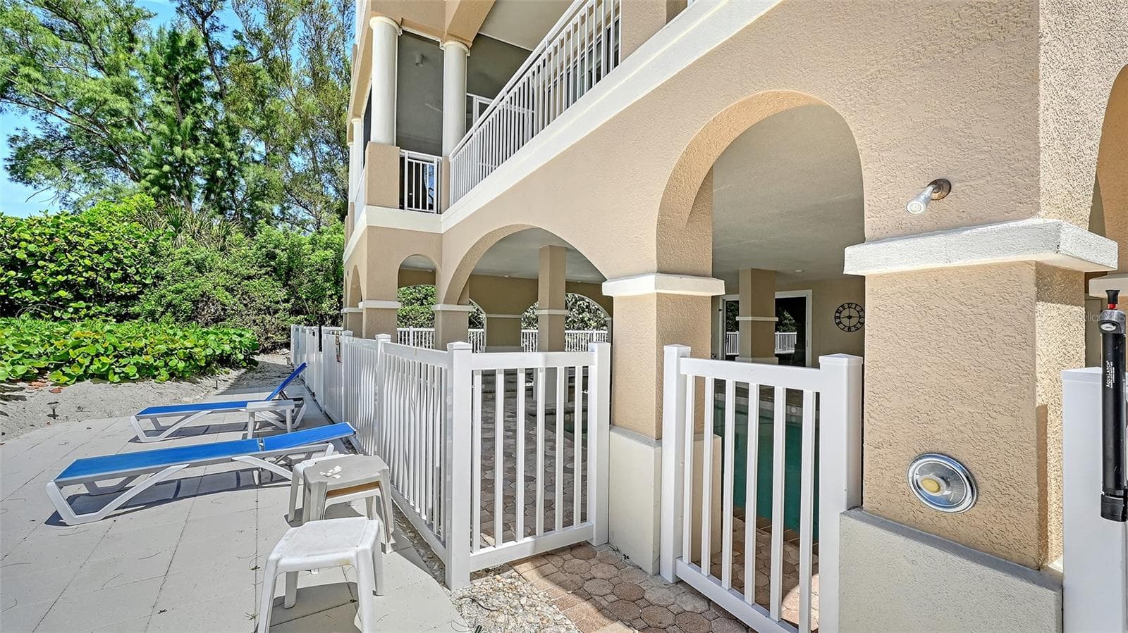 Plenty of place to get a tan or relax in the sun - 106 74TH ST #100, HOLMES BEACH