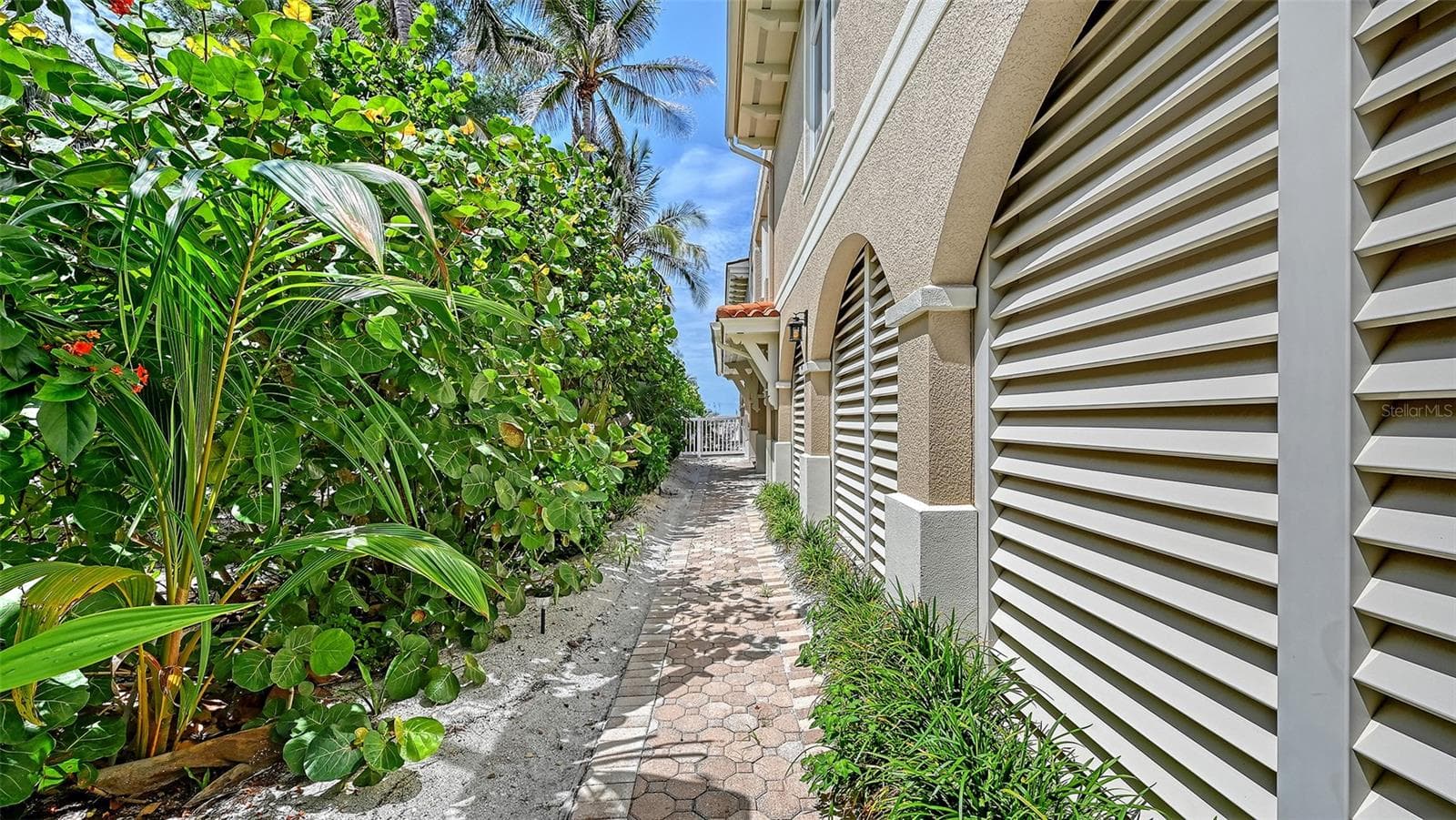 Tropical entry walk way - 106 74TH ST #100, HOLMES BEACH