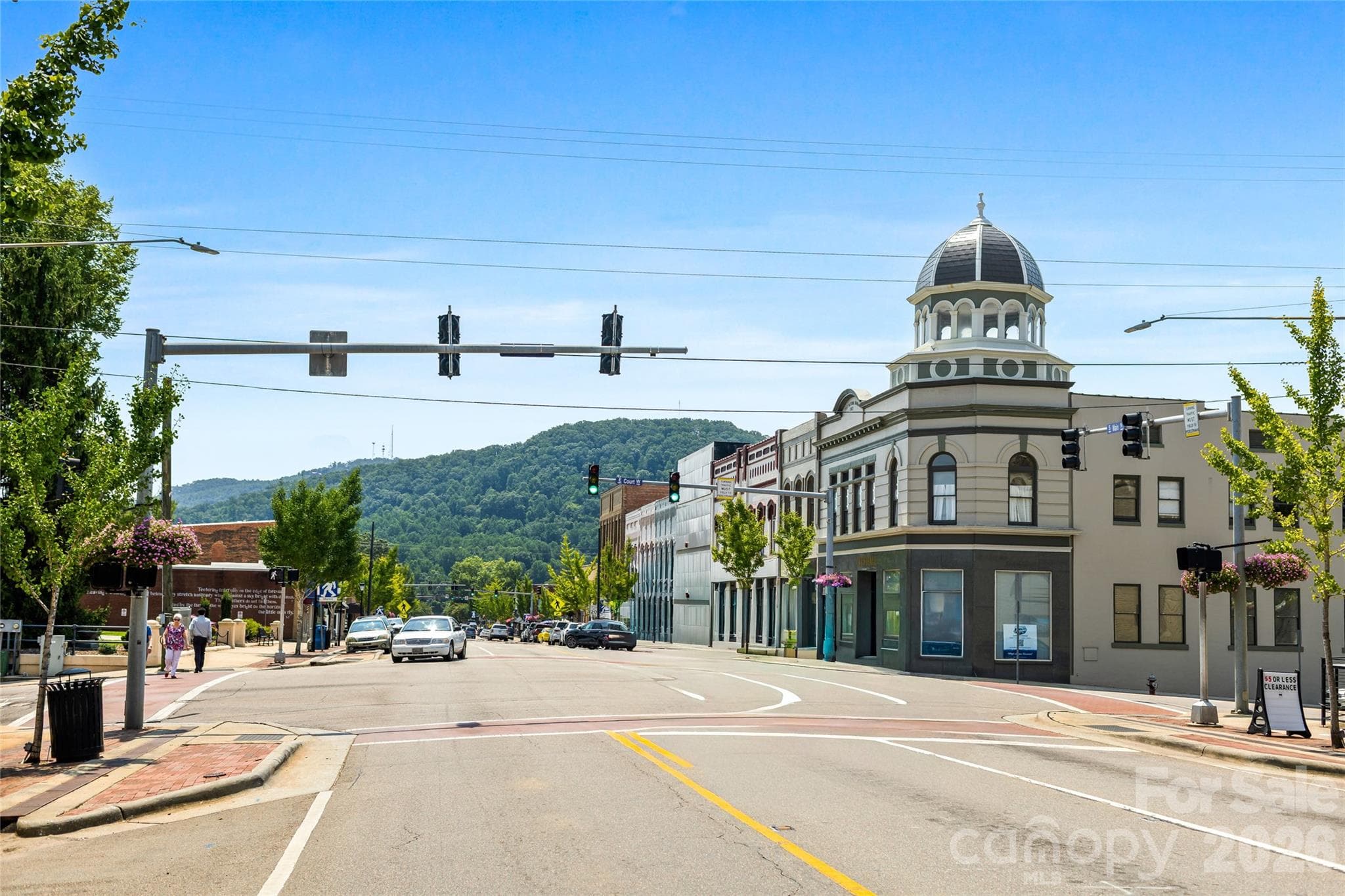Nearby downtown and mountain views - 60 Catatoga Trail, Marion