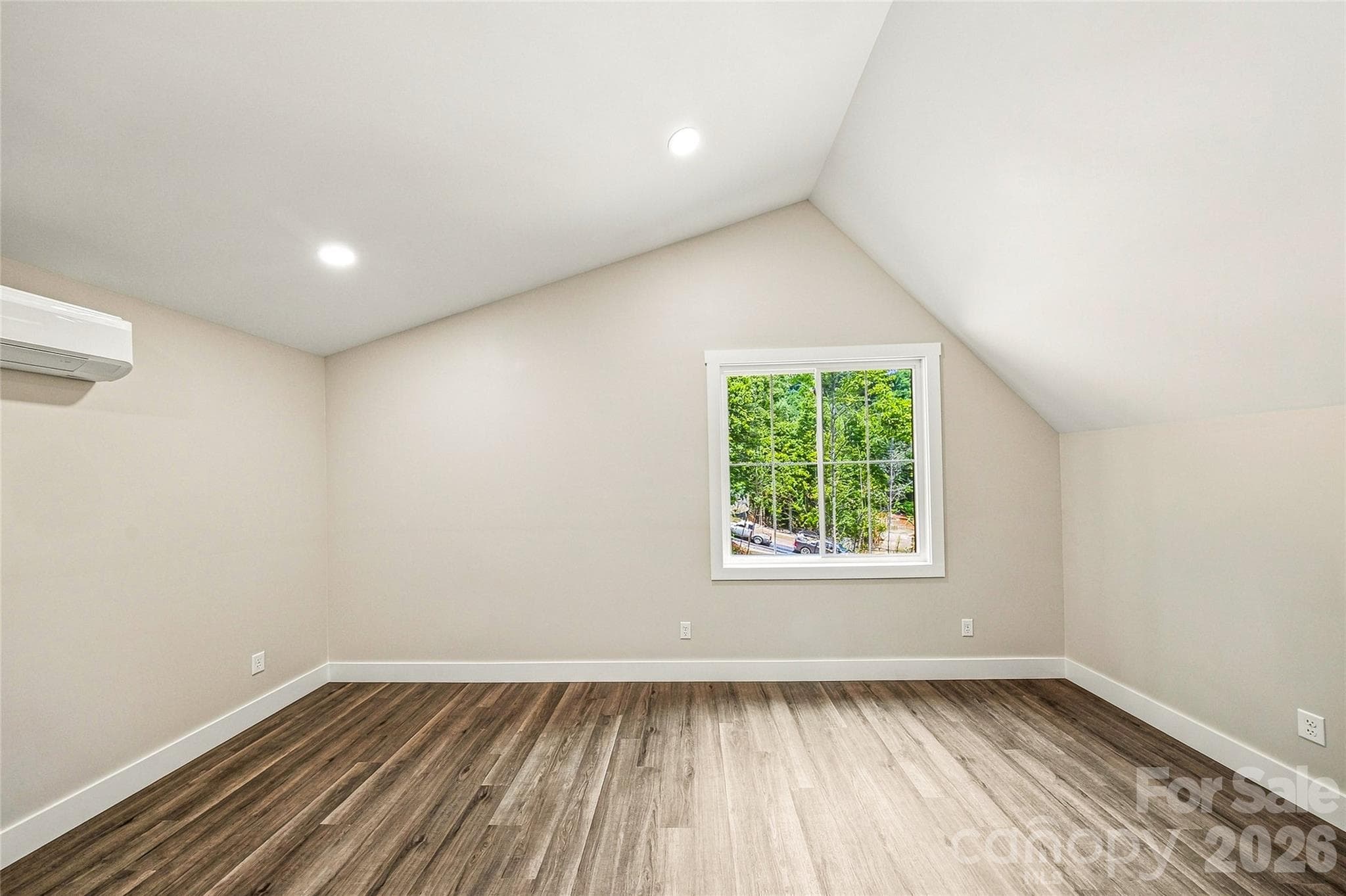 Vaulted upper-level bedroom - 87 Catatoga Trail, Marion
