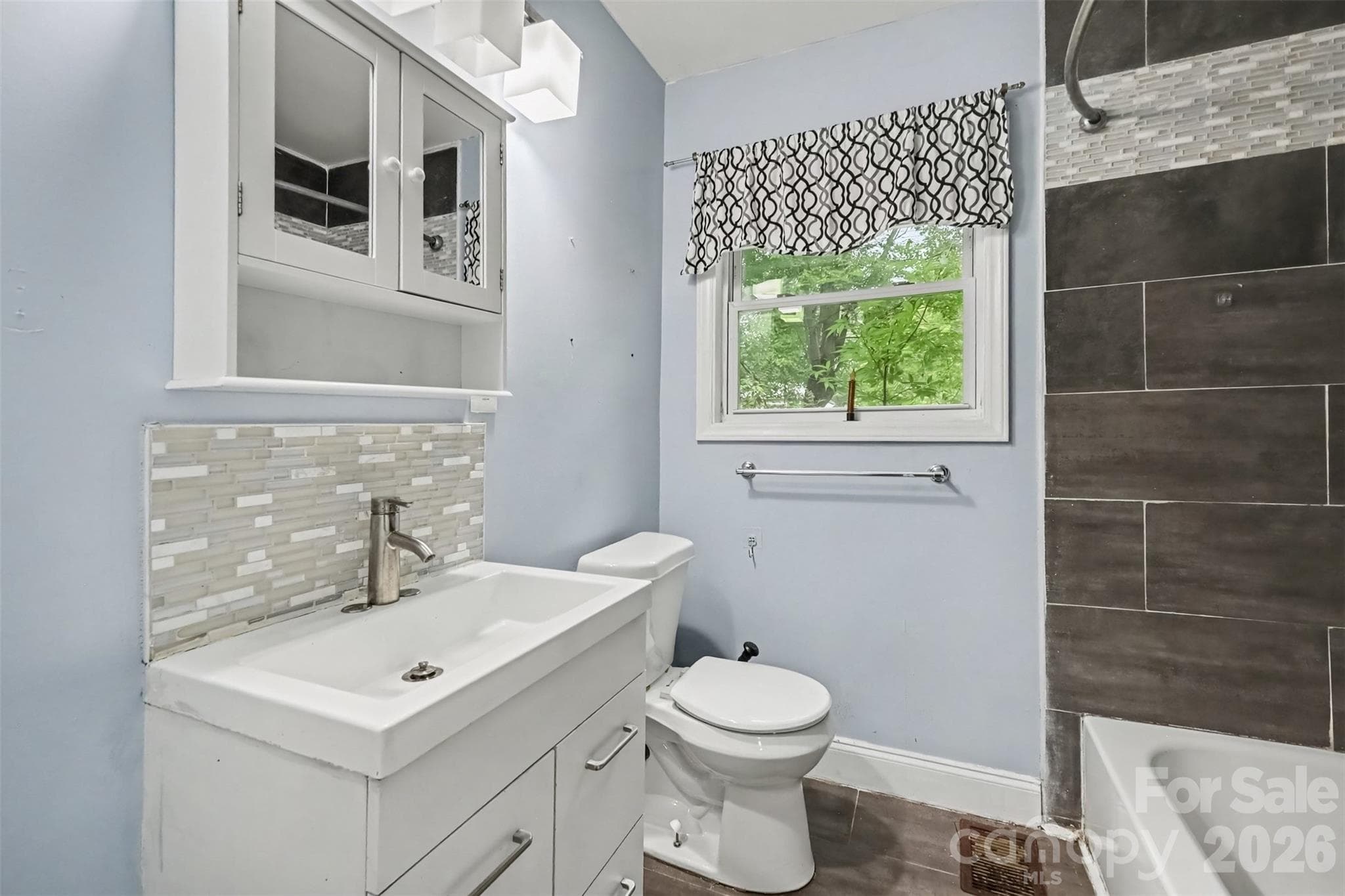 Full Bathroom - 802 Stowe Drive, Lowell
