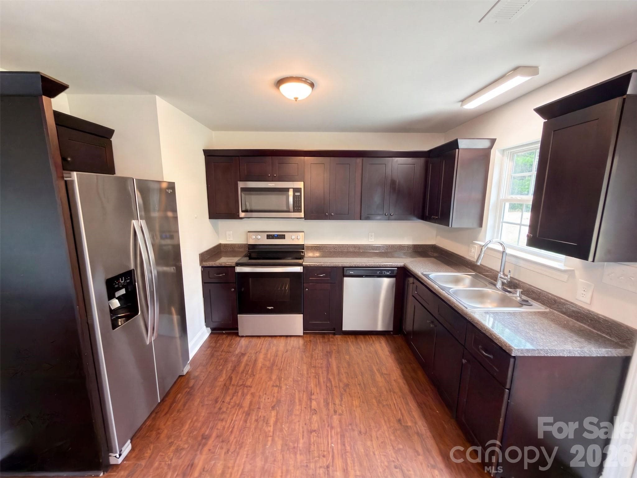 Single Family Residence at 1411 Foxbrook Circle, Lancaster, photo 6 of 16