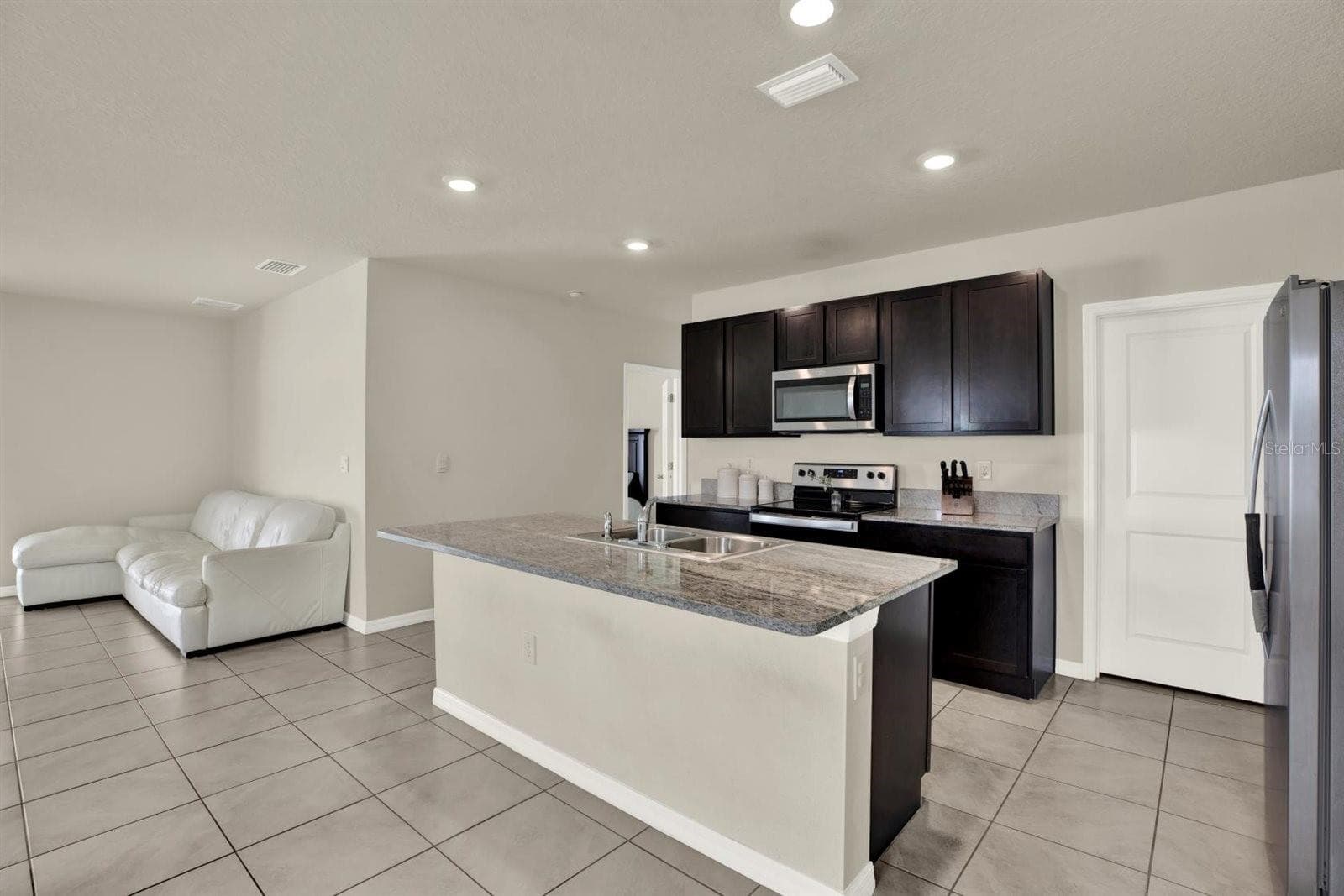Spacious Kitchen Island - 34047 JASPER STONE DR, WESLEY CHAPEL