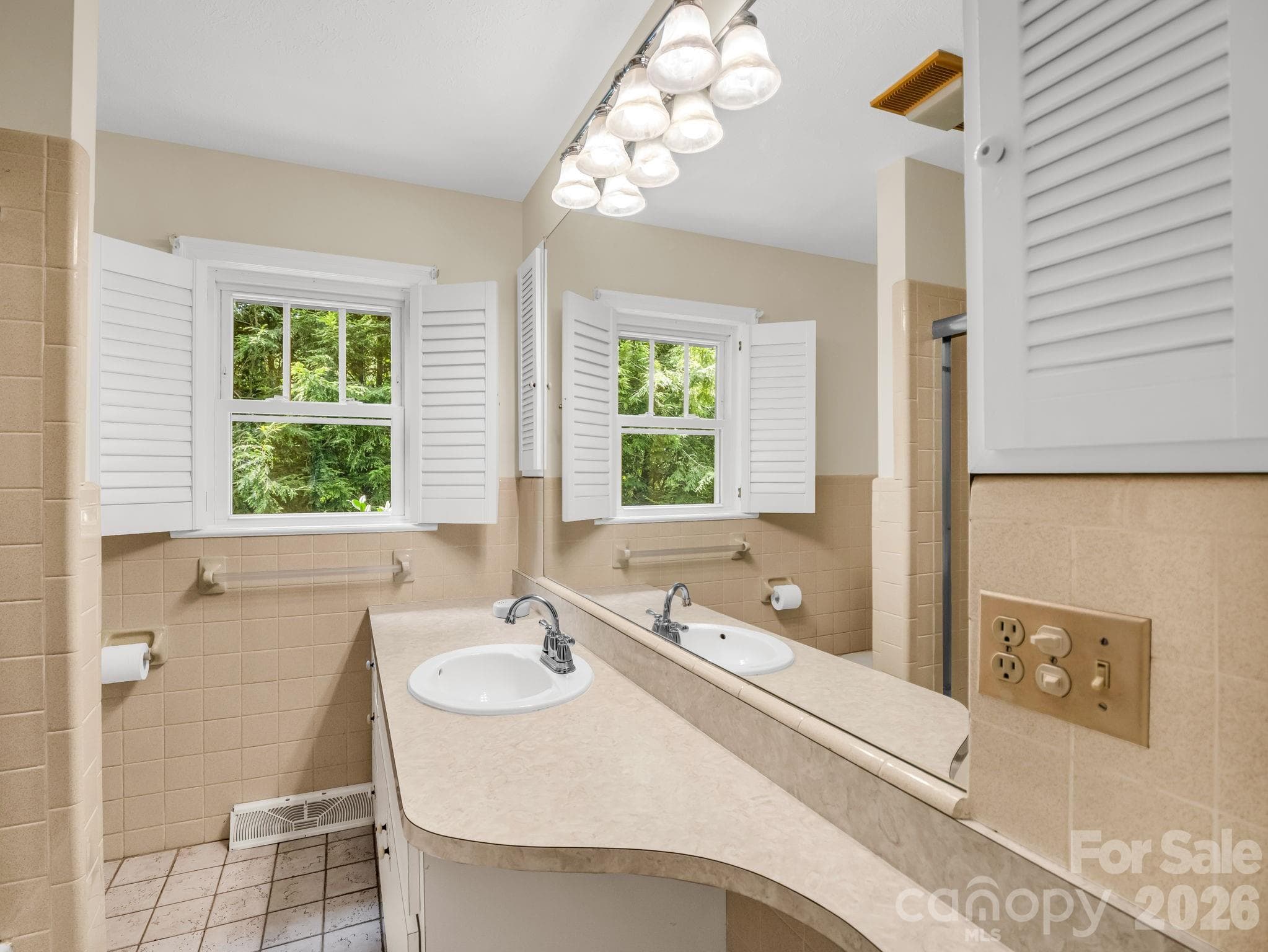 Hallway Bathroom - 370 Orchard Circle, Laurel Park