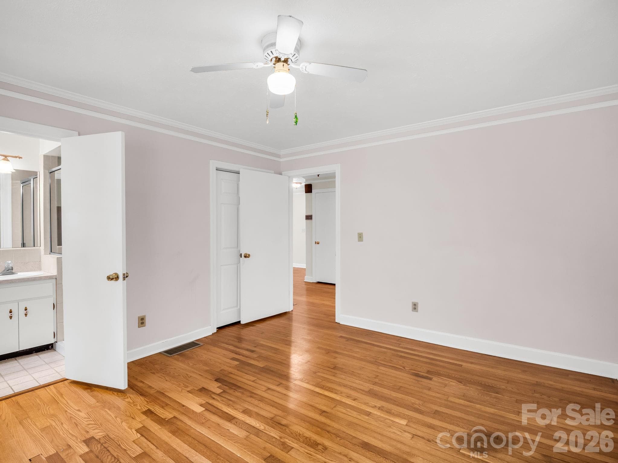 Guest bedroom with private ensuite bath room - 370 Orchard Circle, Laurel Park