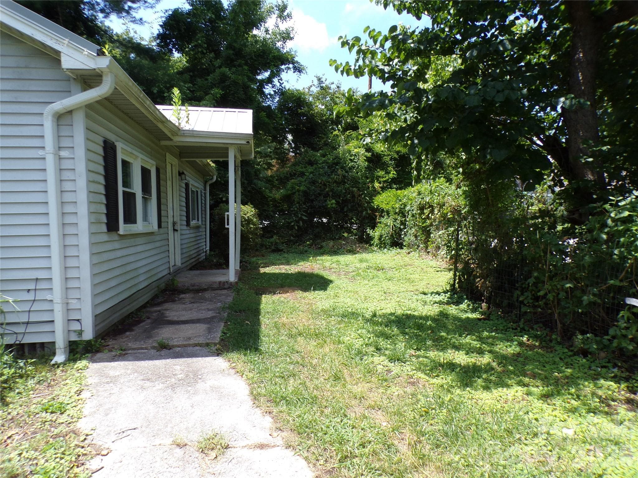 Front yard - 2131 Somerset Drive, Hendersonville