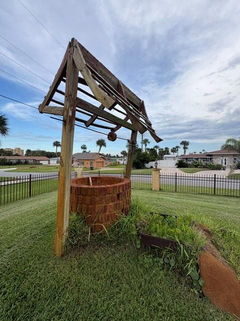 Front Yard Decor - 401 DRIFTWOOD AVE, DAYTONA BEACH