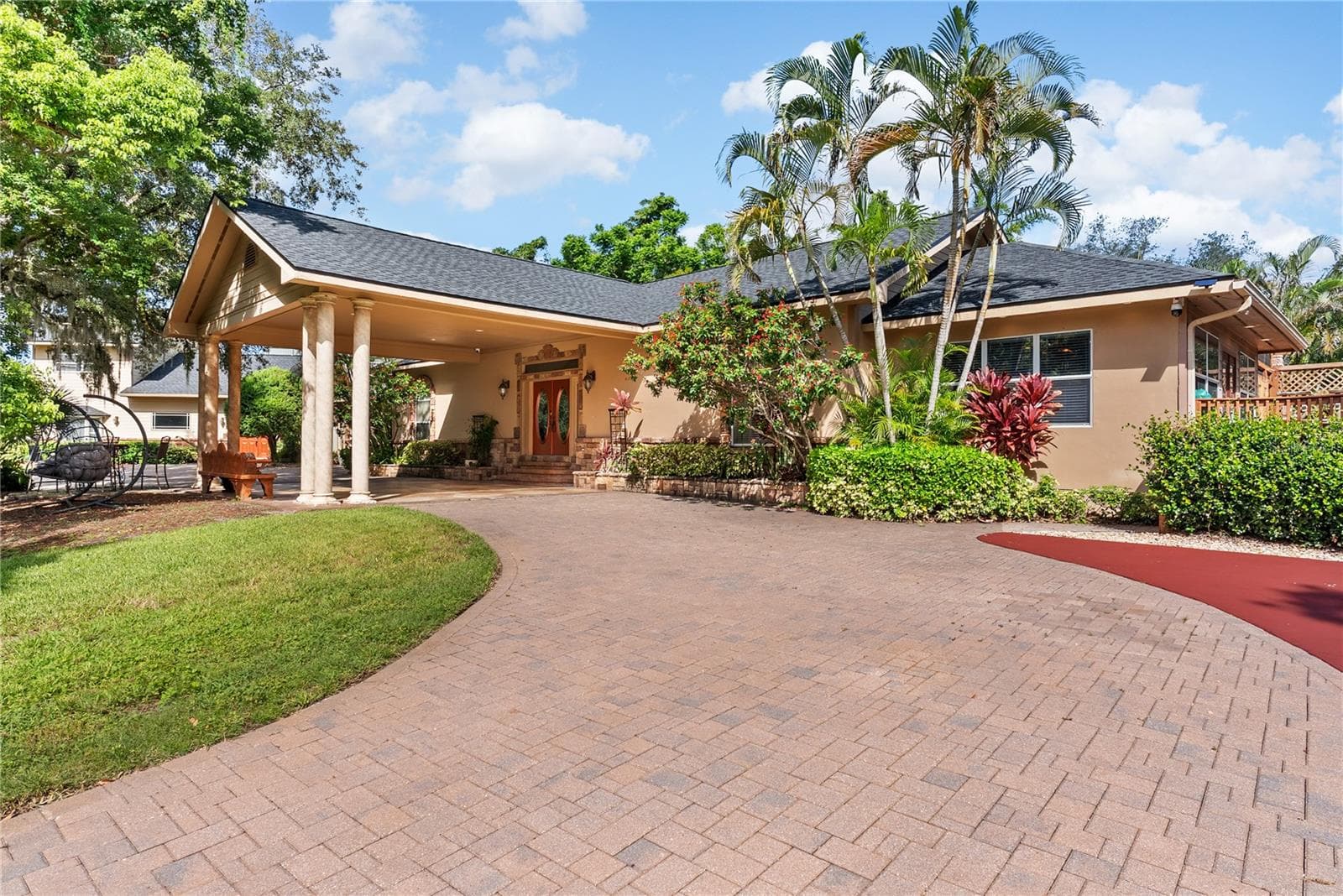 Front Elevation & Circular Paver Drive - 20 BOGIE LN, PALM HARBOR