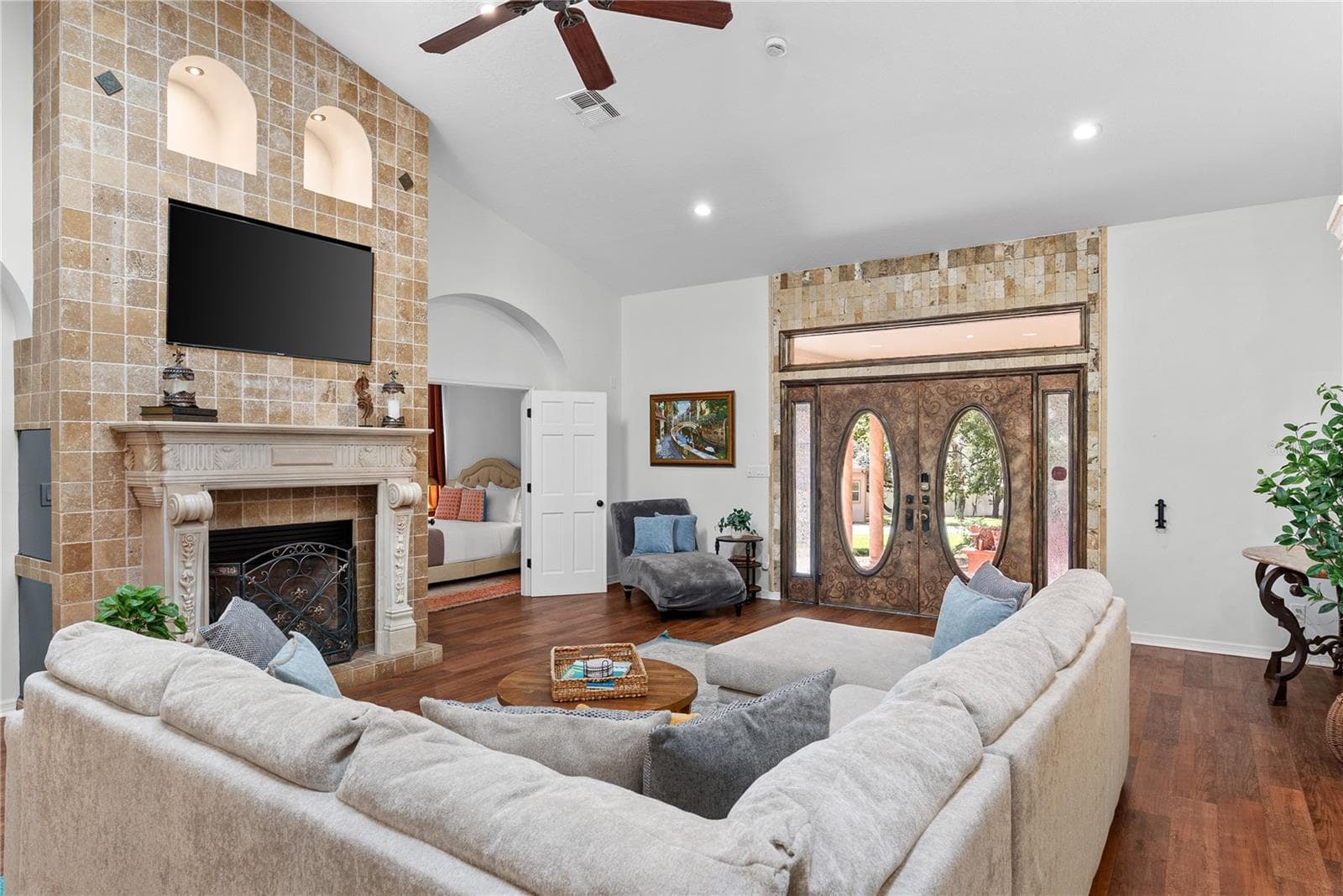 Living Room & Entry - 20 BOGIE LN, PALM HARBOR
