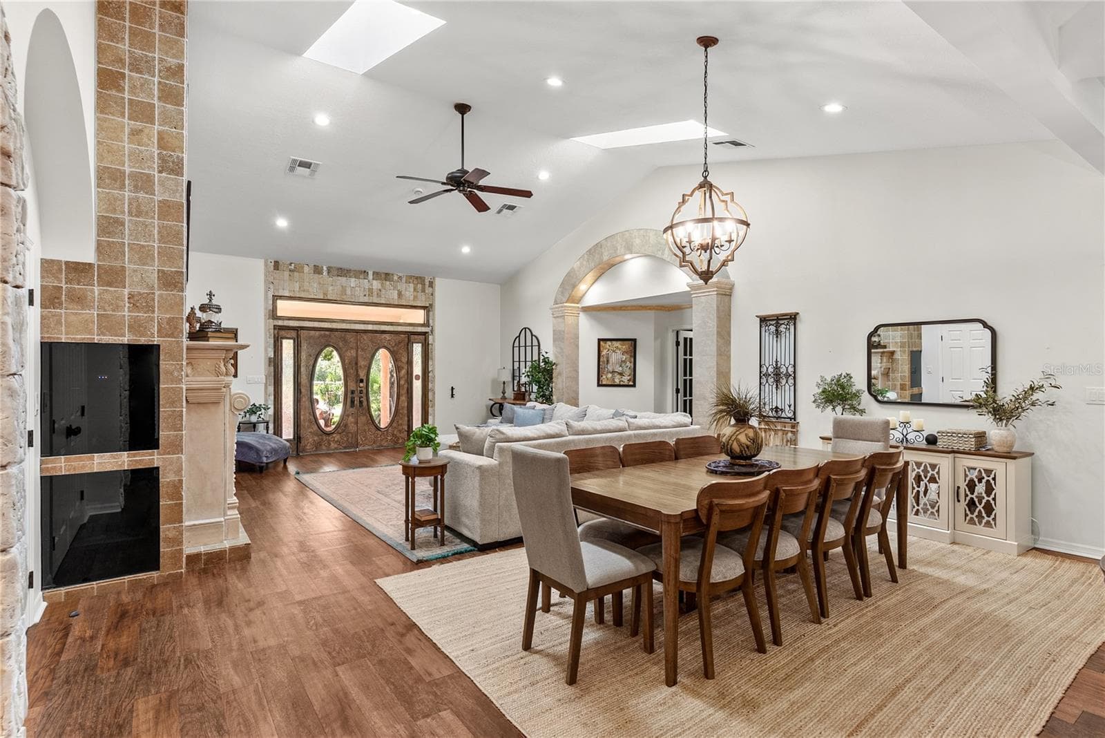 Open Floor Plan - Dining & Living - 20 BOGIE LN, PALM HARBOR
