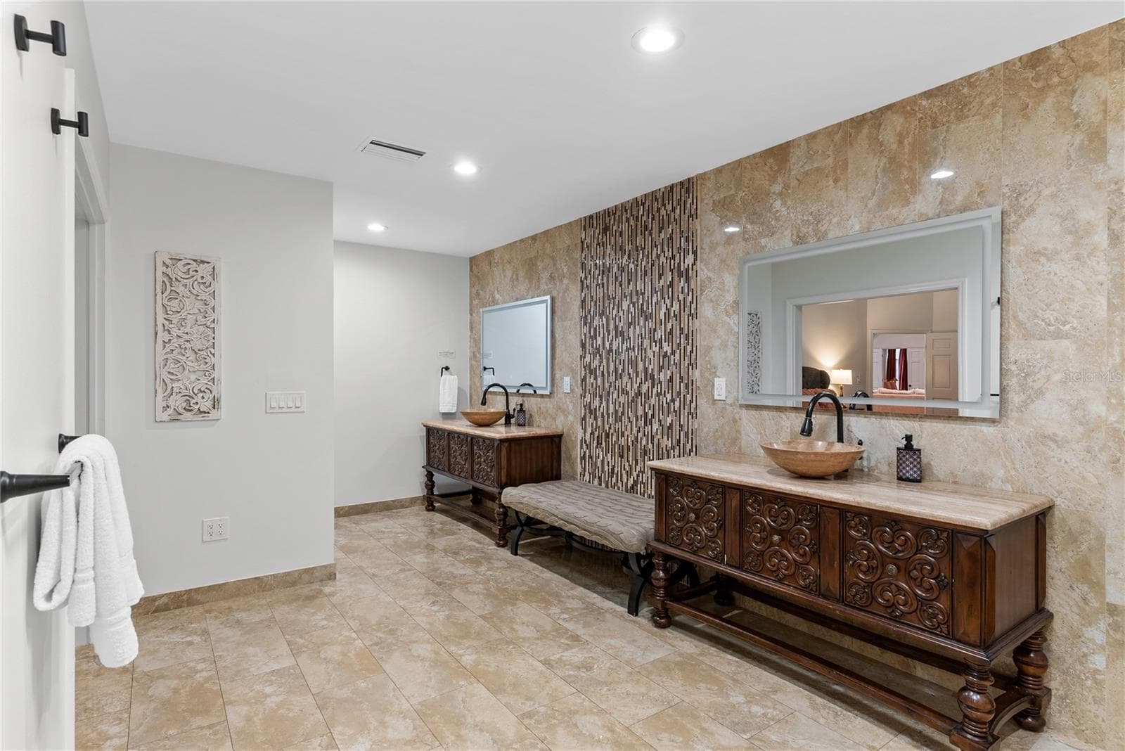 Owner's Bath Double Vanity - 20 BOGIE LN, PALM HARBOR
