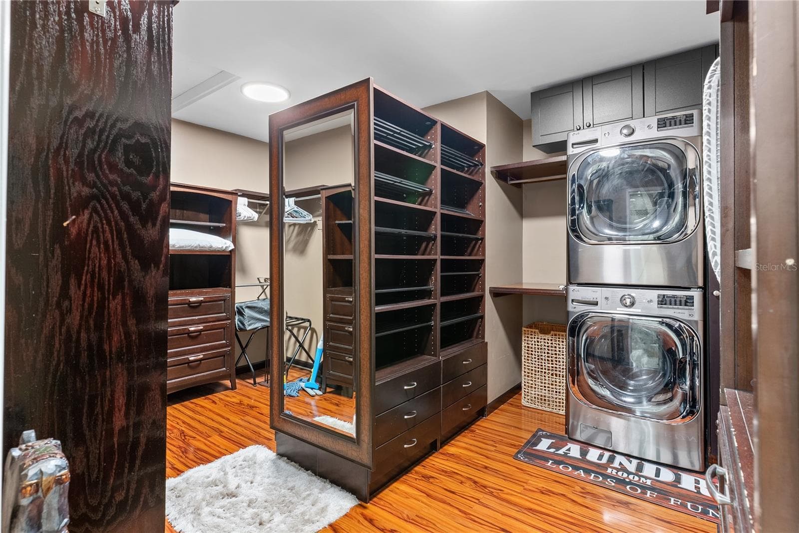 Walk-In Wardrobe with Private Laundry - 20 BOGIE LN, PALM HARBOR