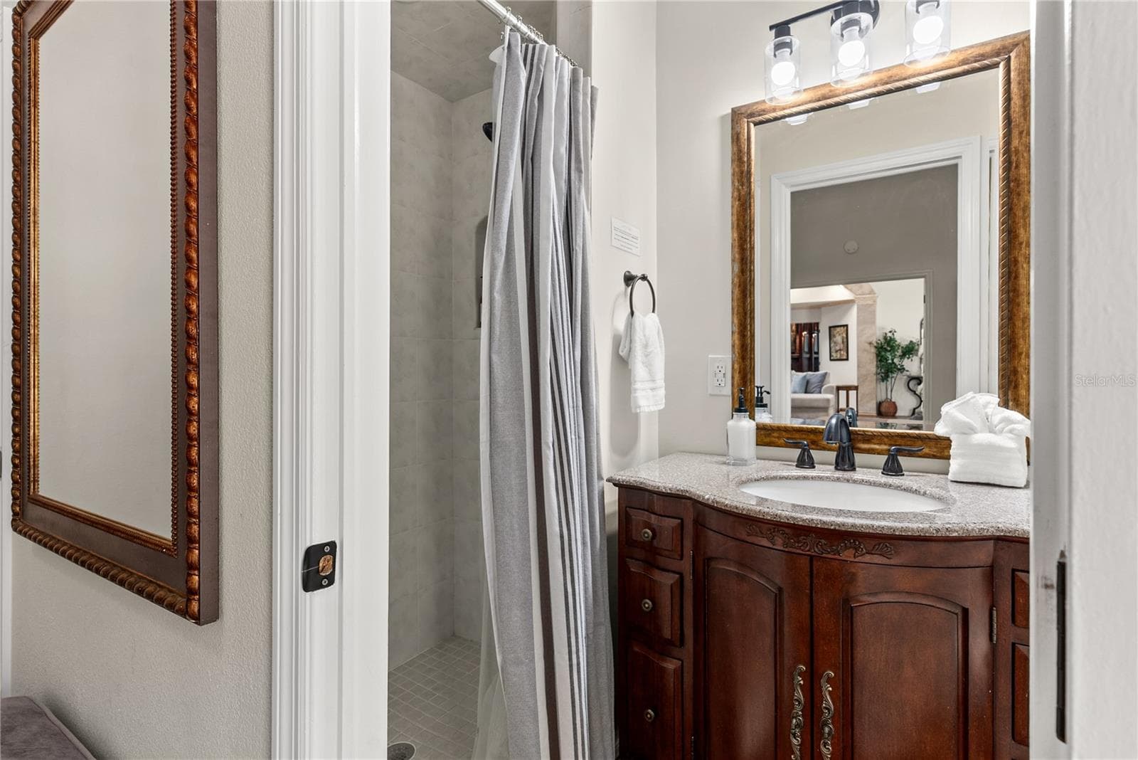 Guest Bath - 20 BOGIE LN, PALM HARBOR