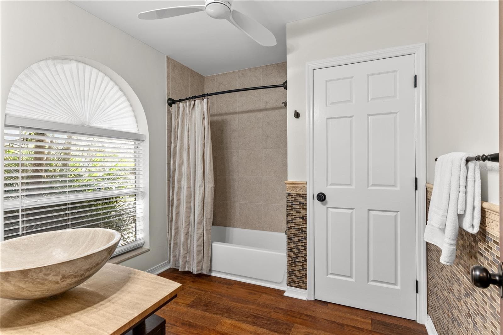 Bath with Soaking Tub - 20 BOGIE LN, PALM HARBOR