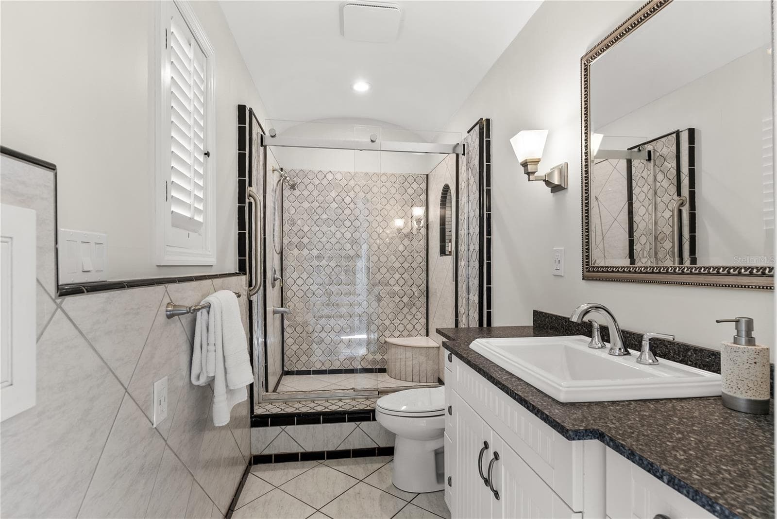 Guest House Bath - 20 BOGIE LN, PALM HARBOR