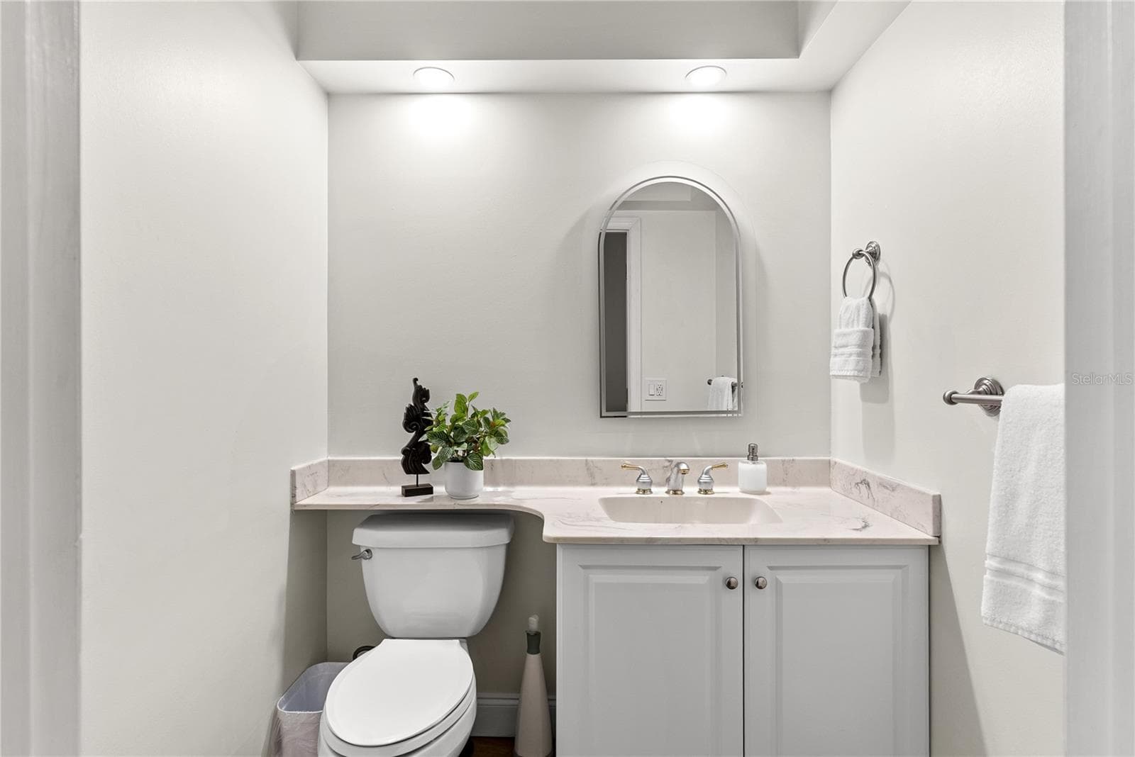 Guest House Bath - 20 BOGIE LN, PALM HARBOR