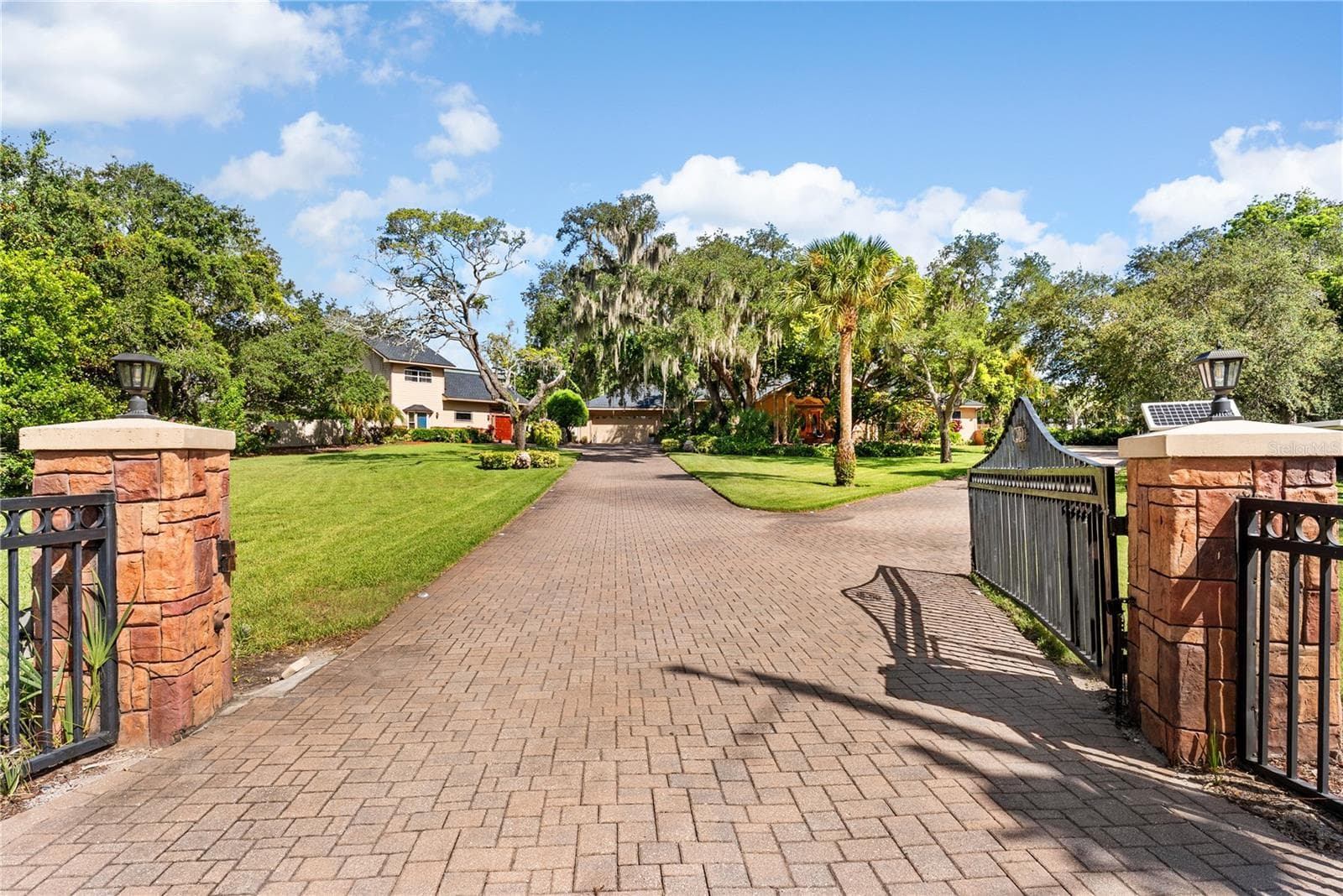 Gated Entry & Paver Drive - 20 BOGIE LN, PALM HARBOR