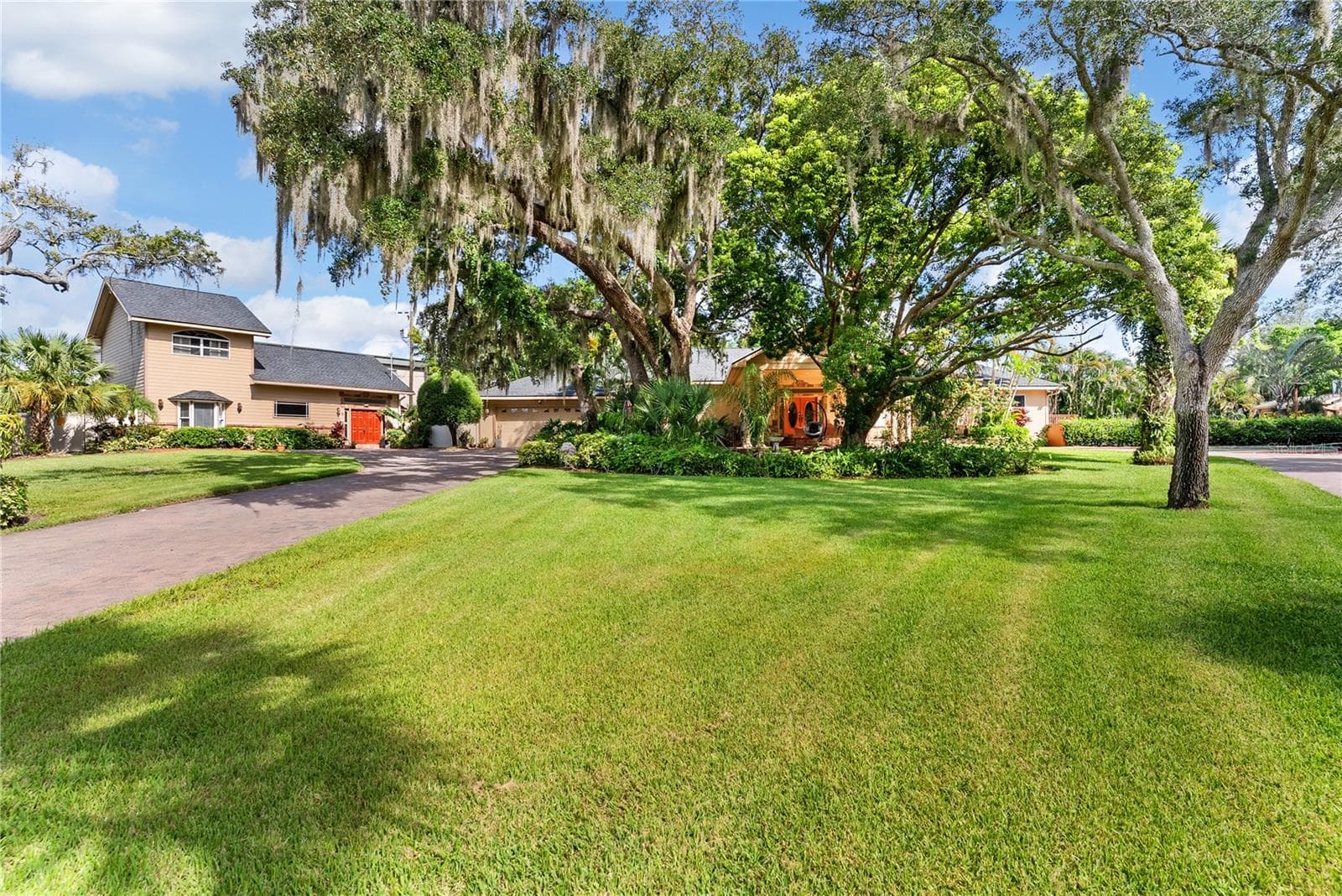 Front Lawn with Mature Oaks - 20 BOGIE LN, PALM HARBOR