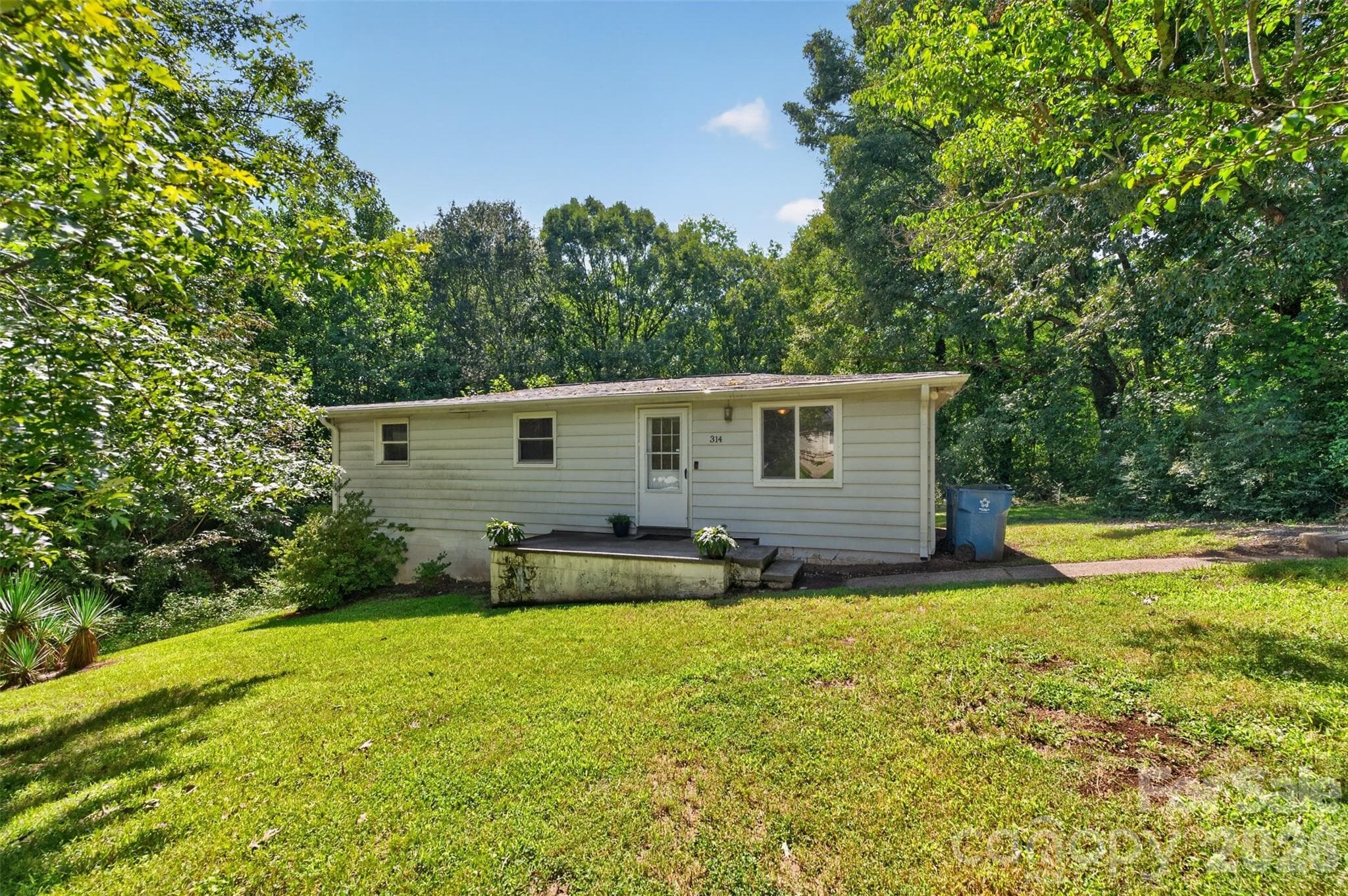 Single Family Residence at 314 22nd Street Court SE, Hickory, photo 3 of 37