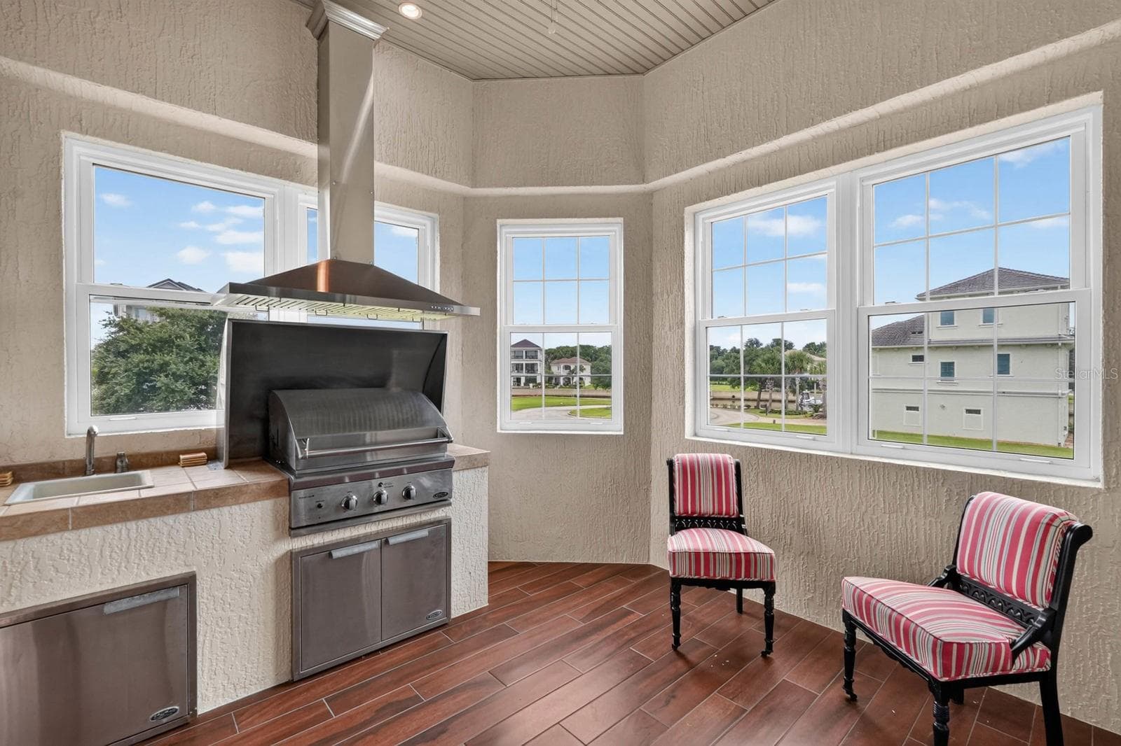 For the chef who loves to grill... a dedicated enclosed grilling space lets you cook outdoors in comfort, rain or shine. - 303 YACHT HARBOR DR, PALM COAST